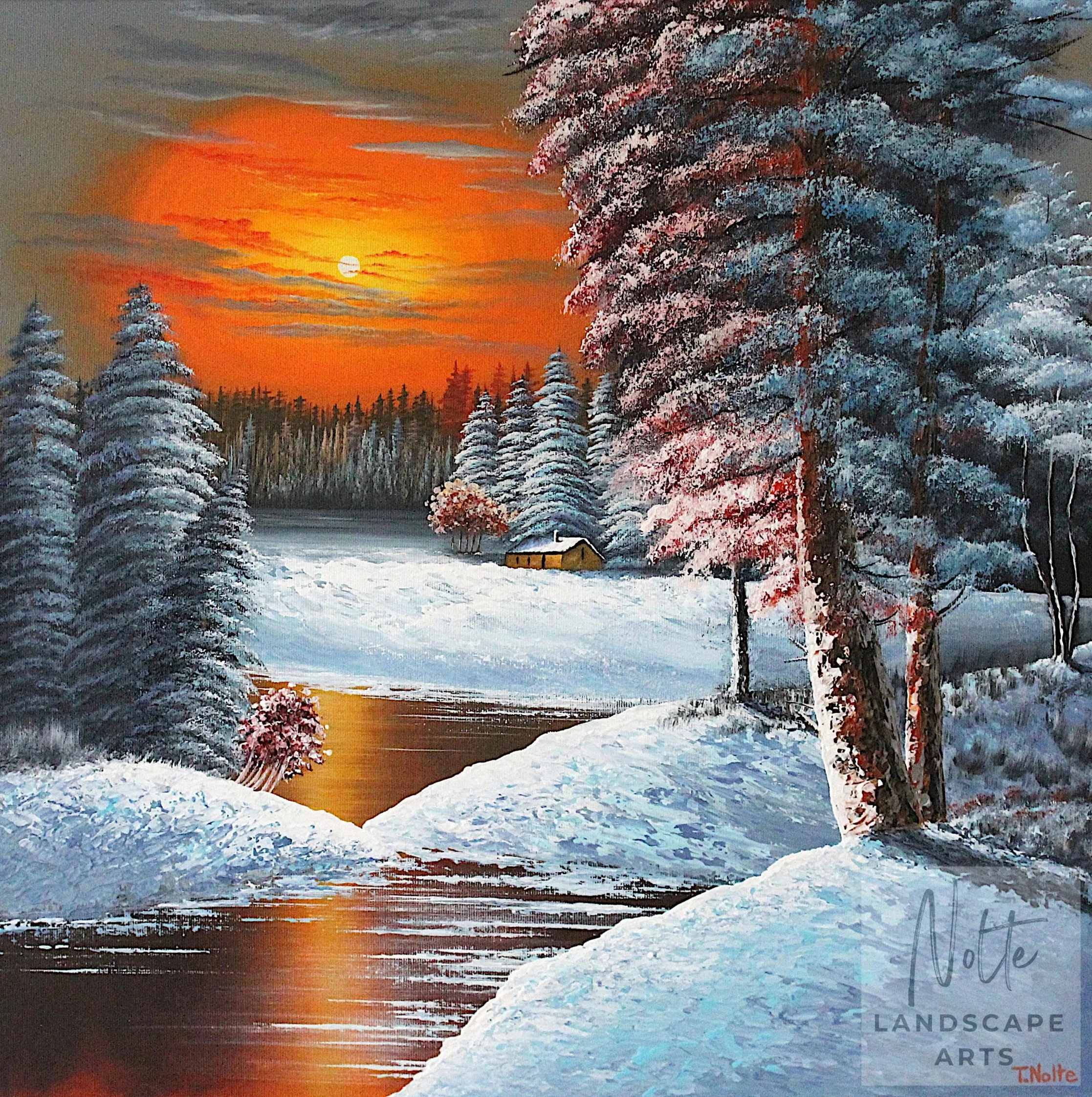 Winterwald mit schneebedeckten Bäumen, See und orangefarbenem Sonnenuntergang.