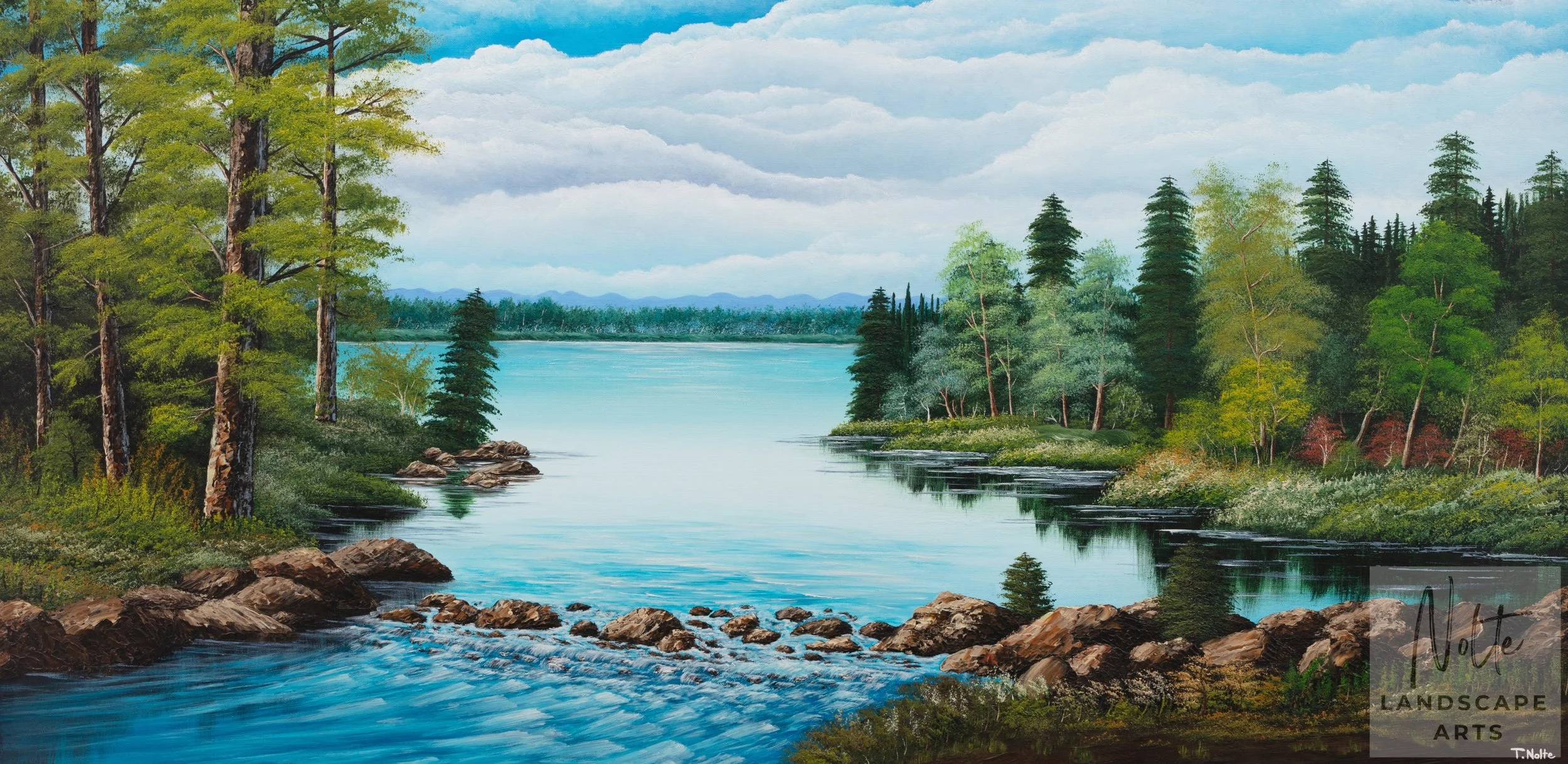 Gerahmtes, handgemaltes Acrylgemälde mit einem großen Waldsee, umgeben von grünen Bäumen und dichter Waldlandschaft sowie kleinen Stromschnellen zwischen Felsen am Ufer.
