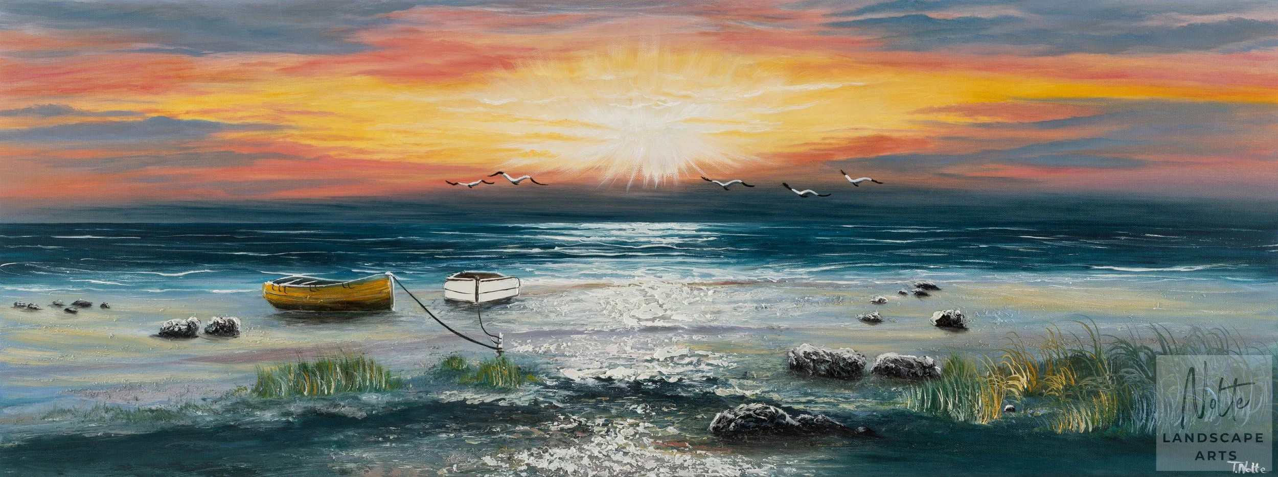 Handgemaltes Panorama-Ölgemälde „Stiller Strand“ von Tobias Nolte mit weitem Strand, Dünengräsern, zwei Holzbooten und warmem Sonnenuntergang über der Küstenlandschaft.