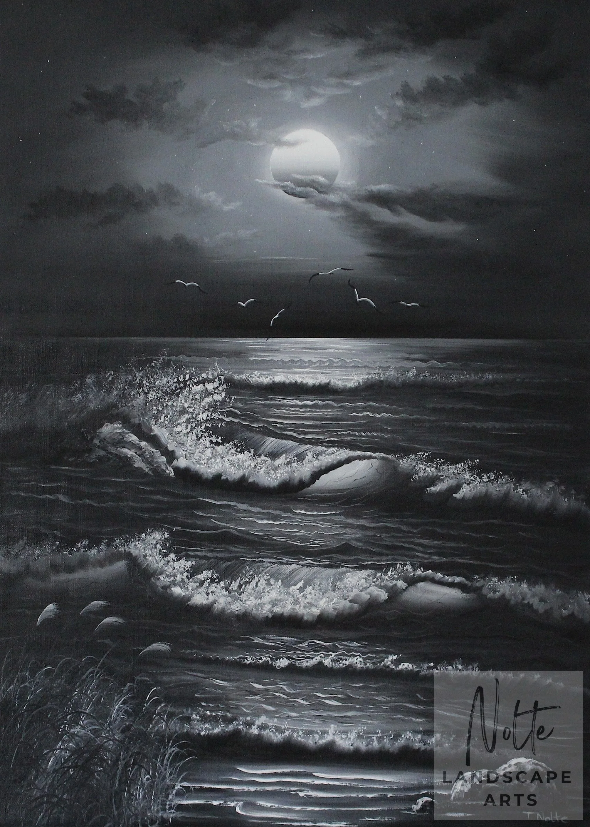 Schwarz-weißes Seascape-Ölgemälde mit großem Vollmond, brechenden Wellen, schäumender Brandung, Felsen, schmalem Sandstrand und nächtlicher Meereslandschaft.