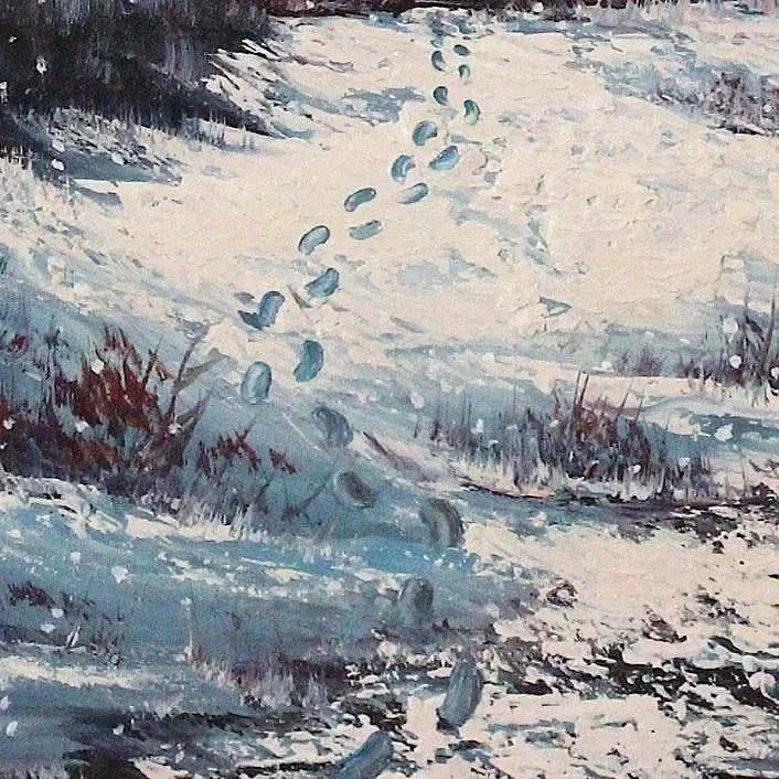 Nahaufnahme handgemalter Fußspuren im Schnee als Beispiel für Storytelling in der Kunst.
