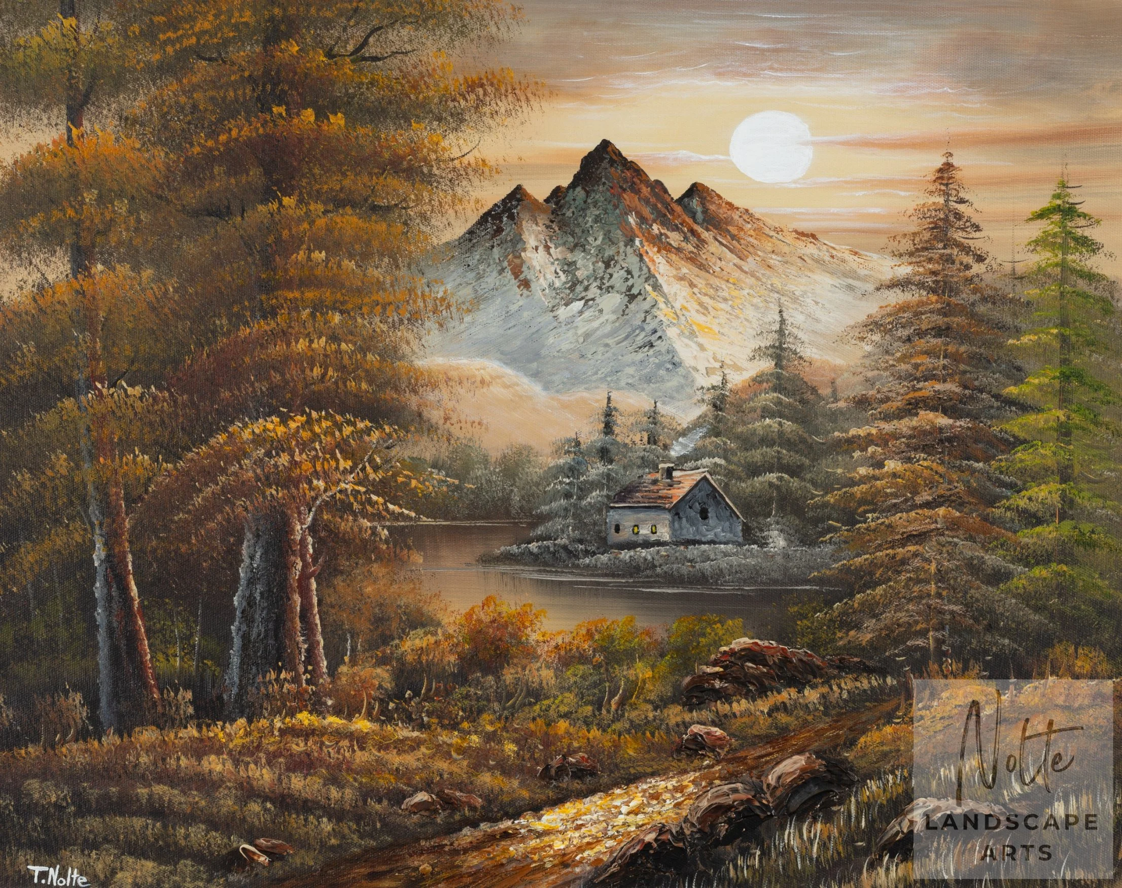 Handgemaltes Ölgemälde mit einer warm getönten Waldlandschaft in Brauntönen, einem kleinen Wanderweg, einer Hütte mit Rauch aus dem Schornstein und einem Berg im Hintergrund bei Sonnenuntergang.