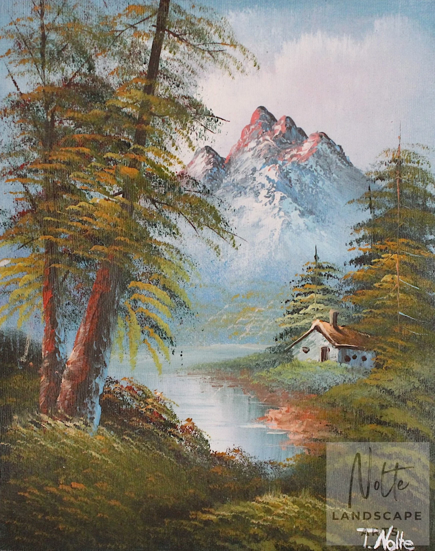 Waldsee mit Hütte, Bäumen und Bergen in ruhiger Landschaft.