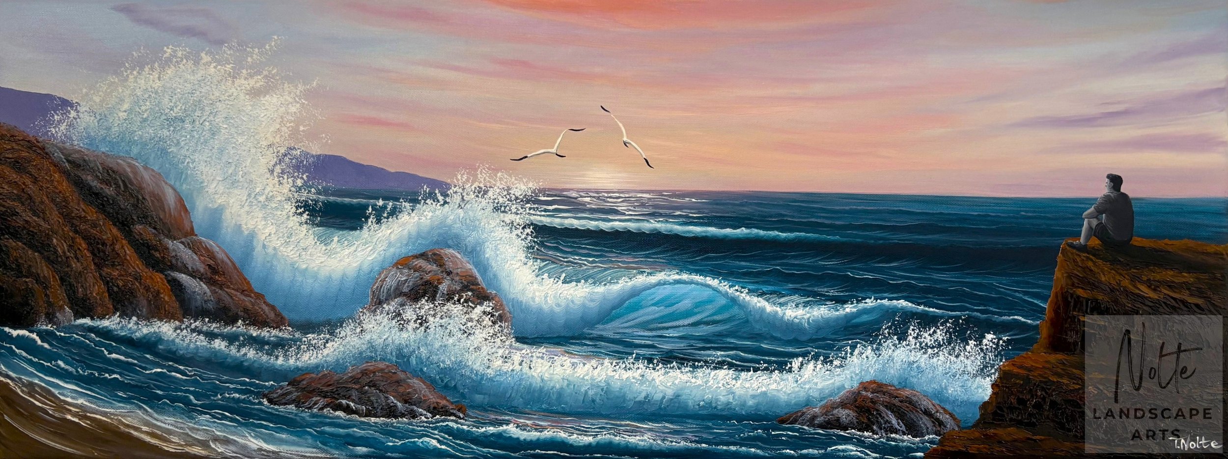 Handgemaltes Ölgemälde einer Meereslandschaft mit blauen Wellen und warmem Sonnenuntergang. Eine schwarz-weiß dargestellte Person sitzt auf einem Felsen und blickt hinaus auf das Meer.