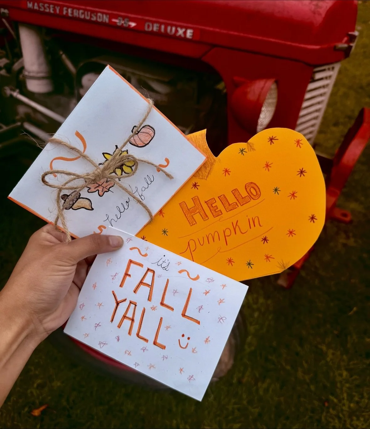 imagining fall cards and pumpkin spice lattes 🍁 our fall card drive closes on Saturday, Oct. 25, so make sure to mail or deliver your cards before then! 
&bull;
Thank you @sghsmindfulmatters for these photos!
&bull;
#youthorganization #volunteering 