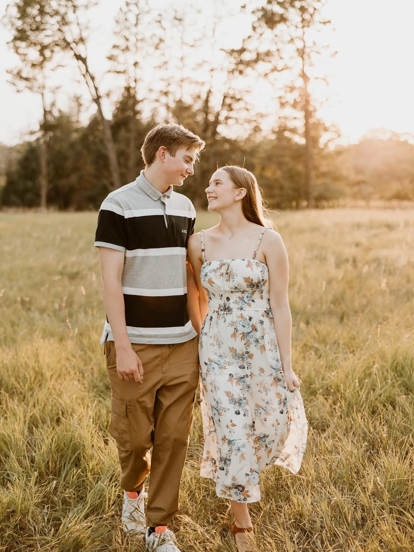 Hannah &amp; Colton ❤️💍

#engagement #engagementphotos #engagementpictures #engagementphotoshoot #pioneerspark #goldenhour #summer