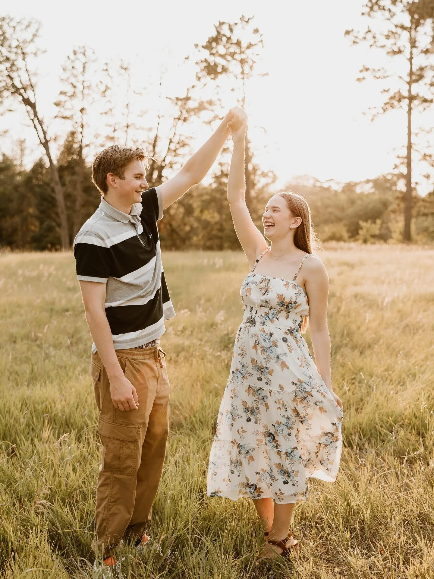 Golden hour engagement 🌞

#goldenhour #engagement #engagementphotos #engagementpictures #engagementphotoshoot #sunset #pioneerspark