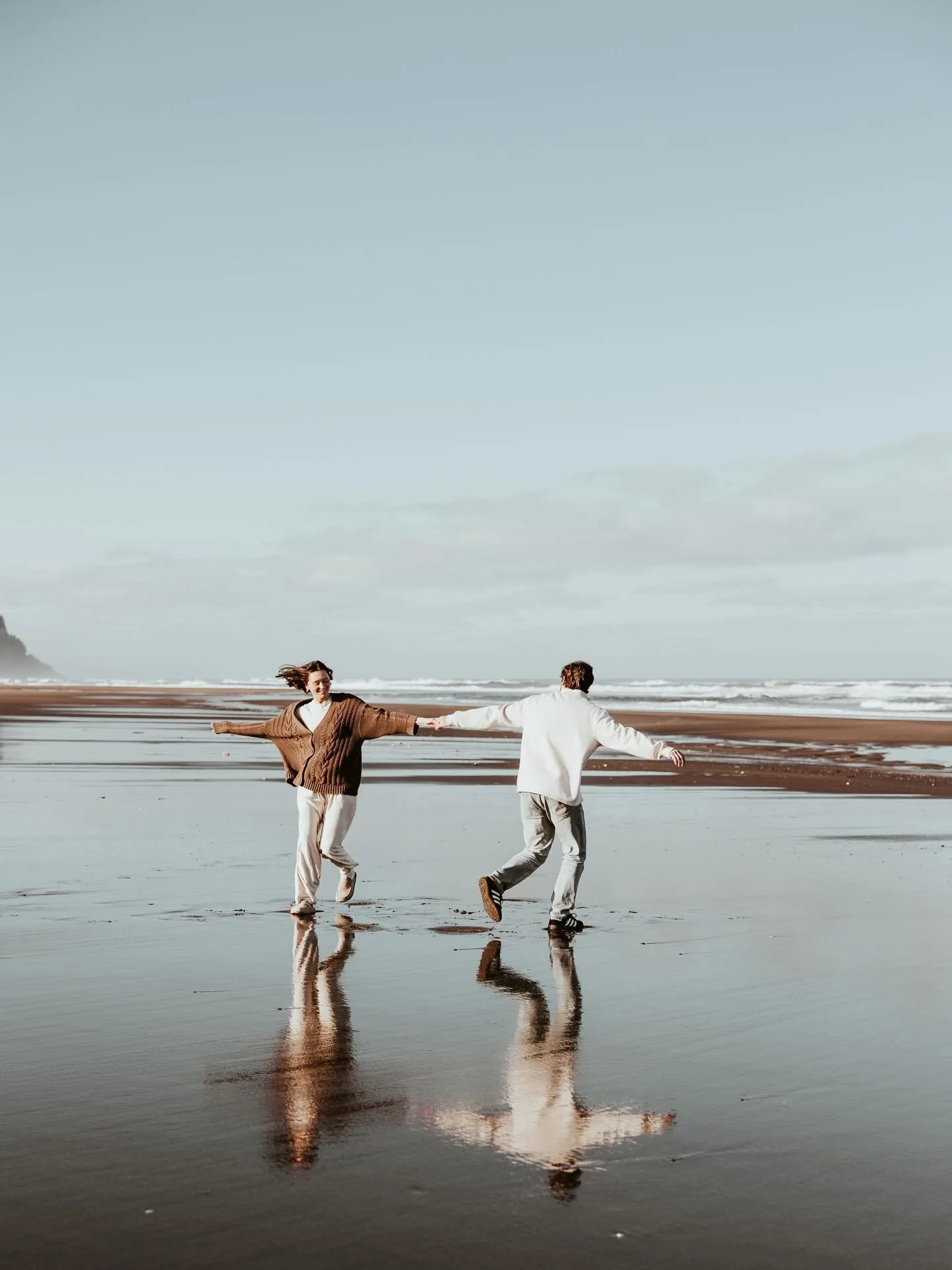 Frolicking on the Oregon coast 🌊

Host: @vowandventure.co 
Model: @cahlandhann 
Location: @ourplaace 

#oregoncoast #oregon #couplesphotoshoot #couplesphotography