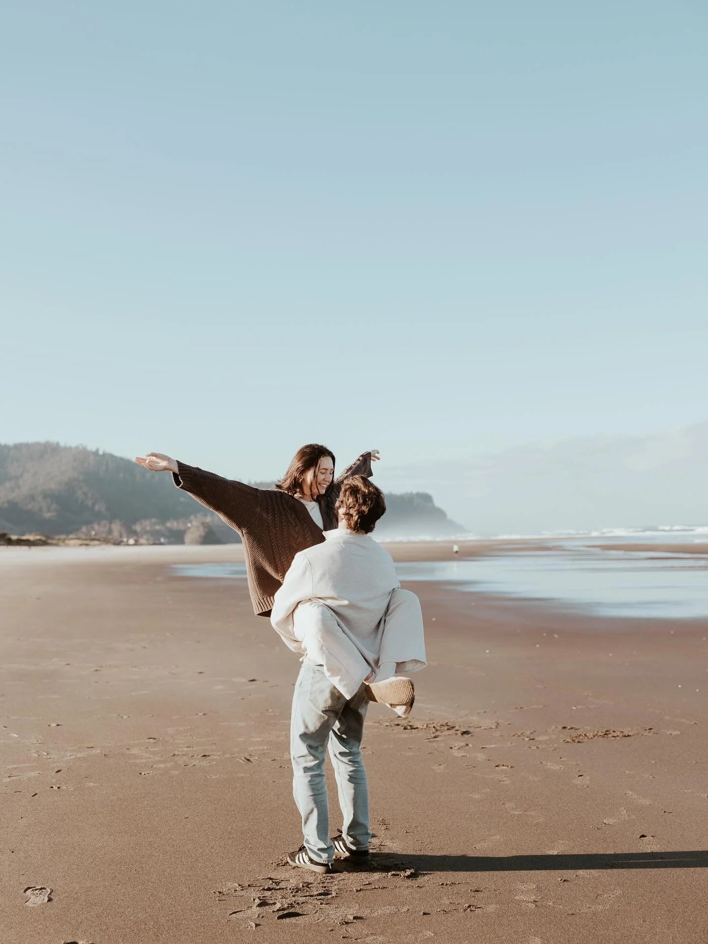 Take me back to Oregon 🌤️🌊 Had the best time on this Oregon Coast retreat with @vowandventure.co 🥹 

Model: @cahlandhann 
Location: @ourplaace

#couple #couplesphotoshoot #couplesphotography #oregon #oregoncoast