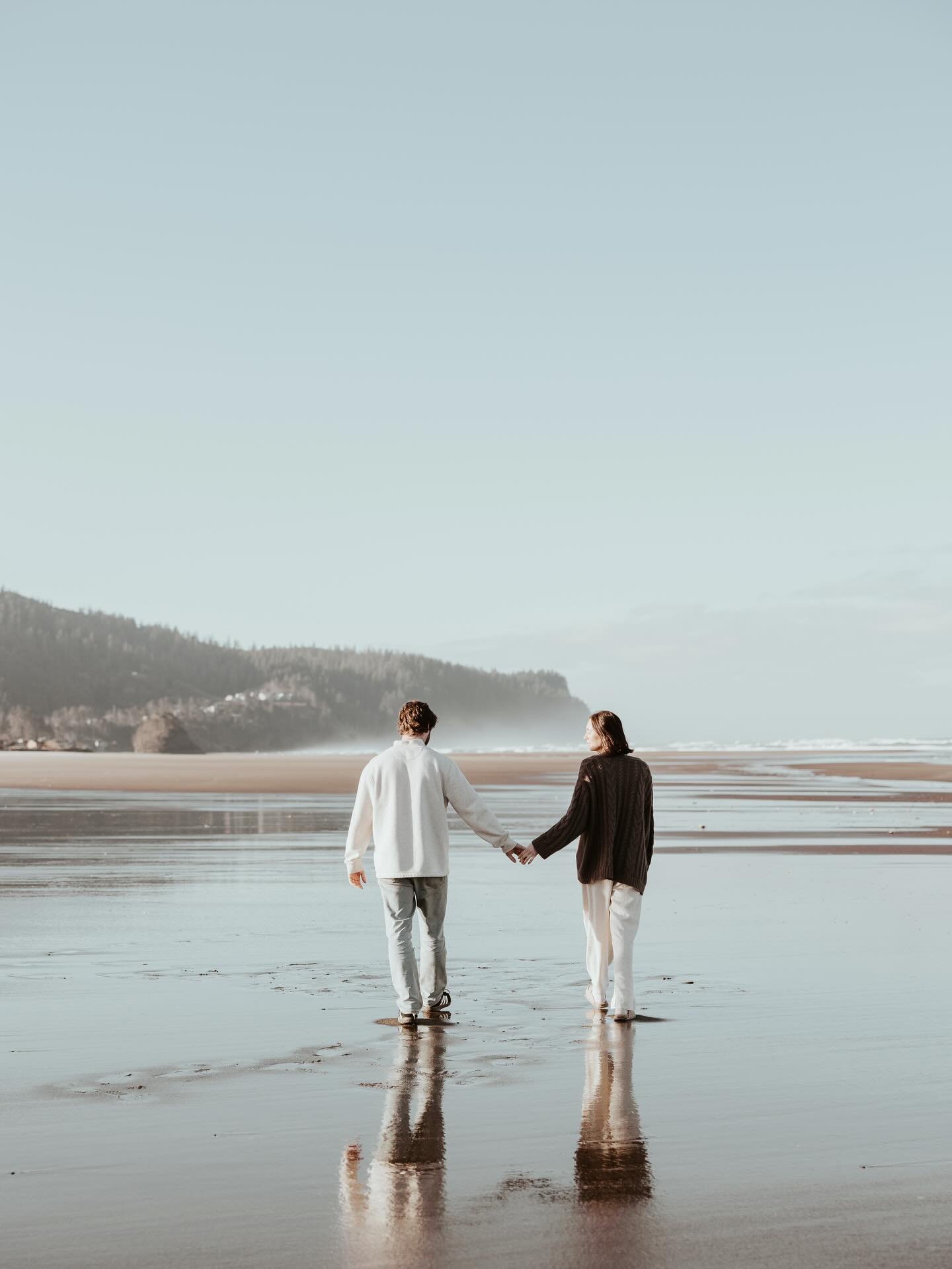 Beautiful Oregon cost sunrise with Cahl &amp; Hannah 🌅

Host: @vowandventure.co 
Model: @cahlandhann 
Location: @ourplaace 

#couple #couplesphotoshoot #couplesphotography #oregon #oregoncoast