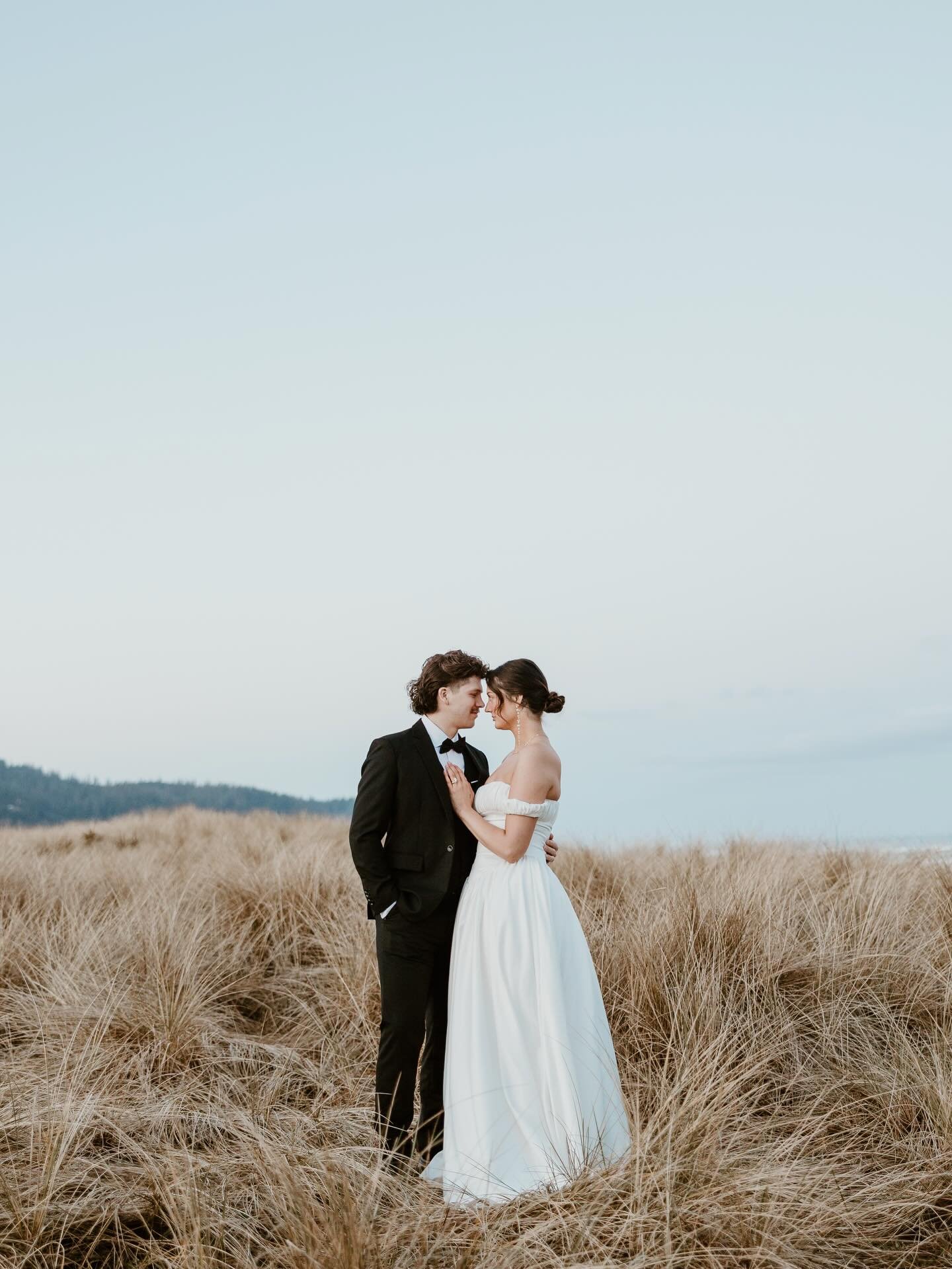 A few moments for the dress 👰 @rawgoldenrentals 

Host: @vowandventure.co 
Elopement: @with.themillers 
Dress: @rawgoldenrentals 
Florals: @erinrebekahfloralpdx 
Jewelry: @terraaura.jewelry 

#elopement #oregon #oregoncoast #elopementphotographer #w