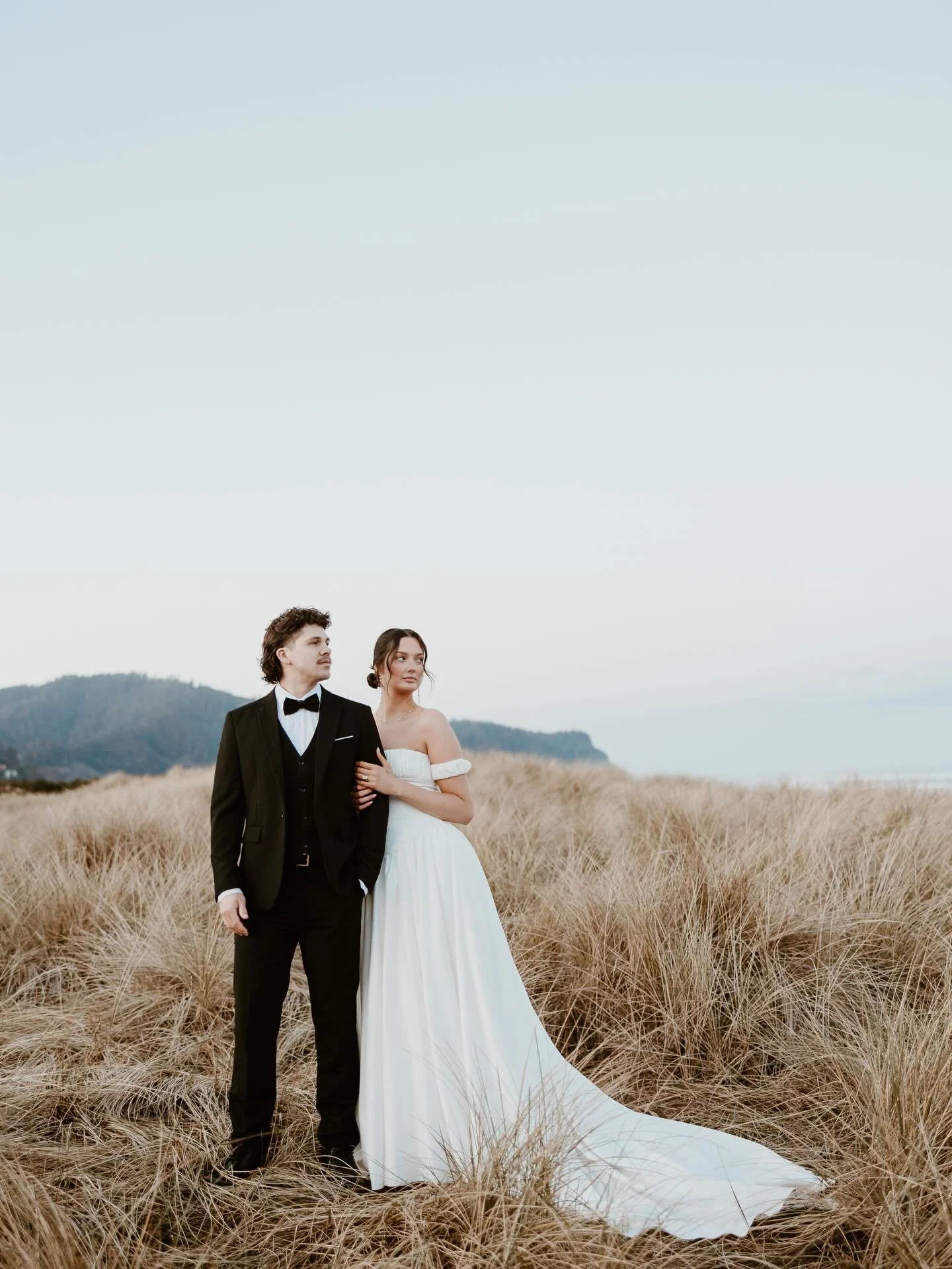 I think the only day in Oregon in didn&rsquo;t rain 🌧️ it was worth it 

Host: @vowandventure.co 
Elopement: @with.themillers 
Florals: @erinrebekahfloralpdx 
Jewelry: @terraaura.jewelry 
Dress: @rawgoldenrentals 

#elopement #oregon #oregoncoast #e