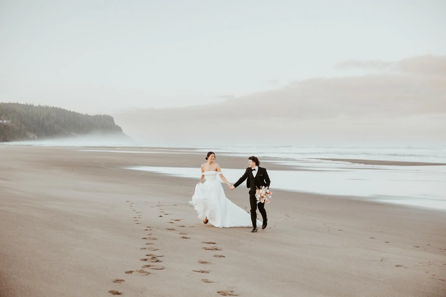 Maggie &amp; Jacob on the Oregon Coast 🌊 Definitely one of my favorite shoots during the Oregon retreat. 

Host: @vowandventure.co 
Elopement: @with.themillers 
Florals: @erinrebekahfloralpdx 
Dress: @rawgoldenrentals 
Jewelry: @terraaura.jewelry 

