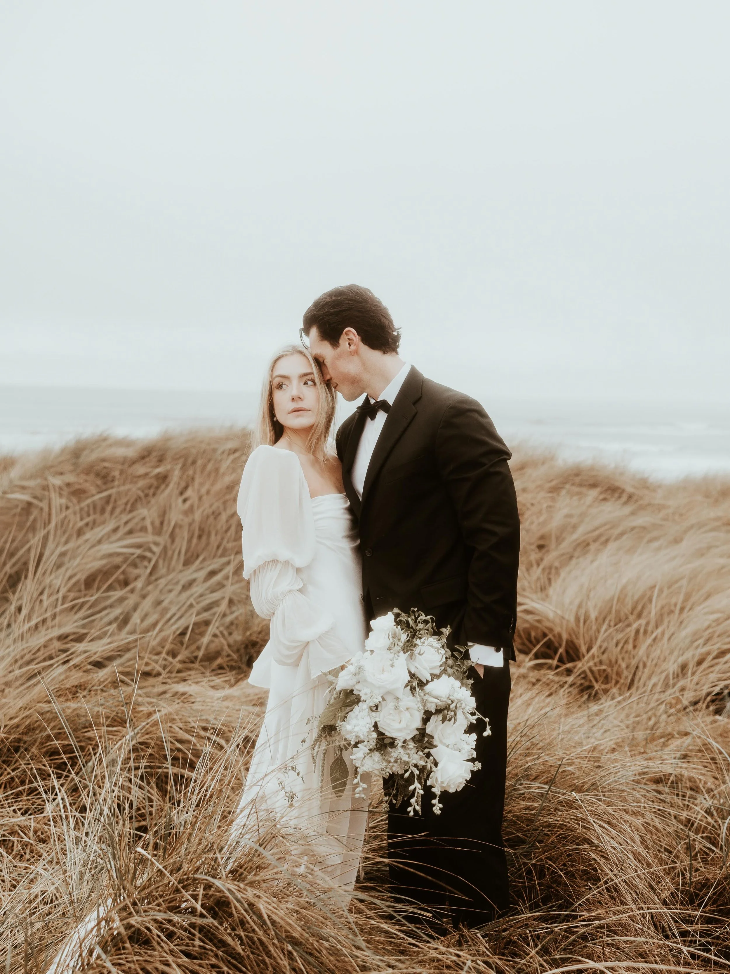 Nicholas Sparks vibes 💌

Host: @vowandventure.co 
Elopement: @lukeandashlyn 
Dress: @rawgoldenrentals 
Florals: @erinrebekahfloralpdx 
Jewelry: @terraaura.jewelry 

#oregon #oregoncoast #elopement #elopementphotoshoot #couplesphotoshoot