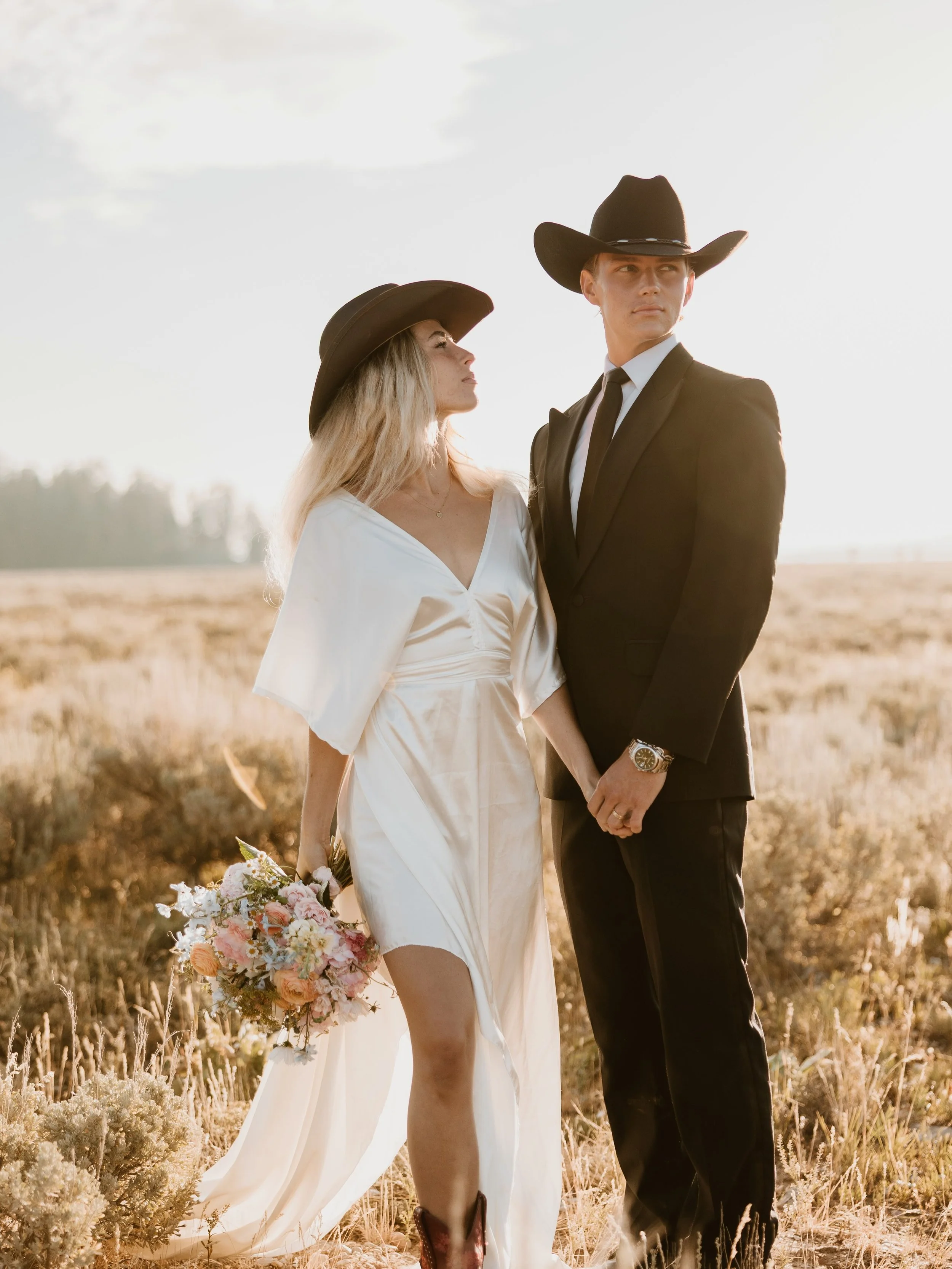 Still contemplating if this was real life or a dream 🦄

Host: @vowandventure.co 
Couple: @westinandberkli 
Dress: @rawgoldenrentals 
Florals: @bouquetlavie 

#wyoming #wyomingelopement #elopement #sunrise #goldenhour