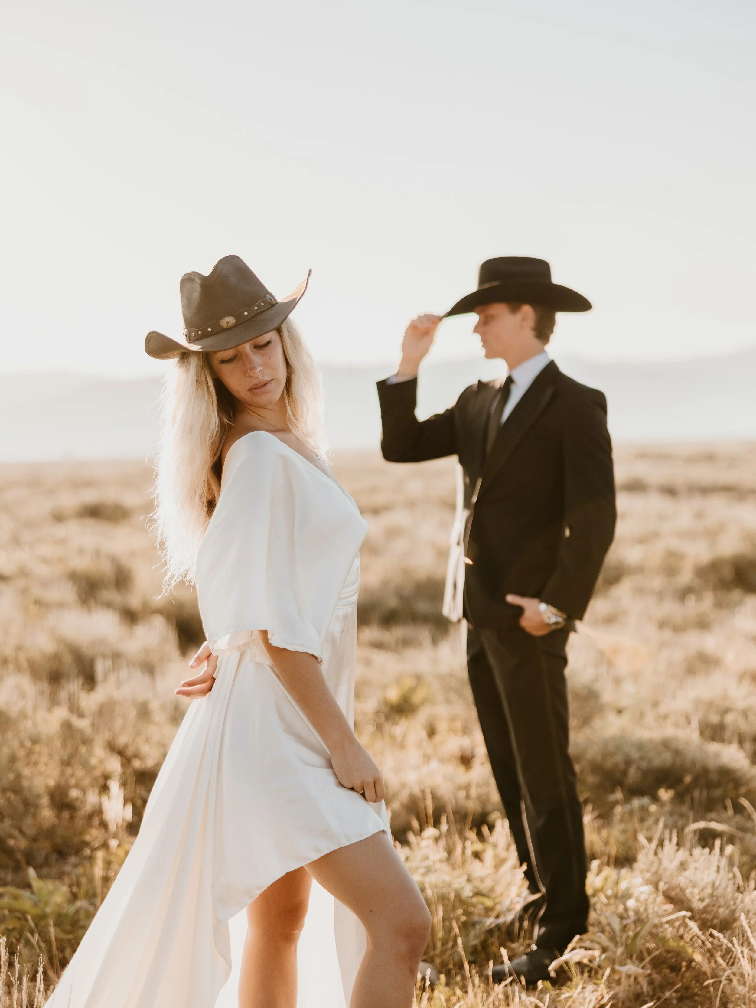 Wyoming, I&rsquo;m not done with you yet 🌄 a trip I&rsquo;ll never forget! 

Host: @vowandventure.co 
Couple: @westinandberkli 
Dress: @rawgoldenrentals 

#wyoming #wyomingsunrise #goldenhour #elopement #wyomingelopement