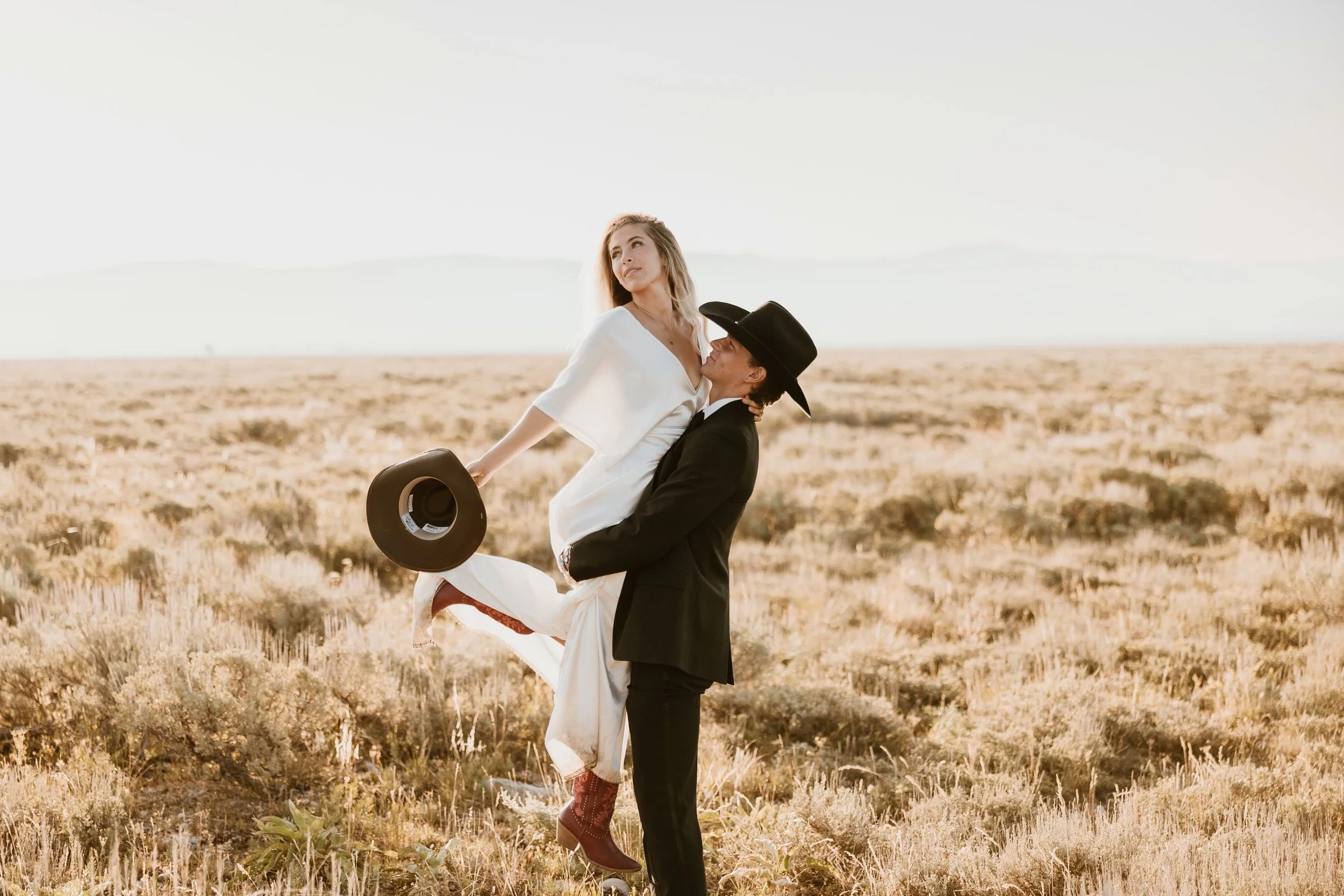 A little yeehaw for Wyoming&rsquo;s 5:30 sunrise 🌅 

Host: @vowandventure.co 
Couple: @westinandberkli 
Dress: @rawgoldenrentals 

#wyoming #wyomingsunrise #goldenhour #grandtetons #grandtetonnationalpark