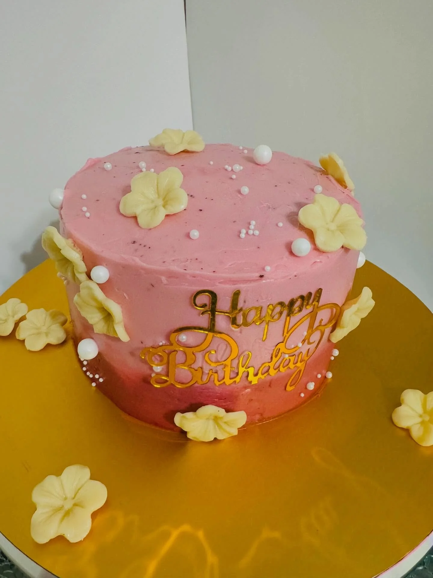 Pastel de chocolate con crema de Vainilla.Decoraci&oacute;n con una deliciosa crema de chocolate blanco ❤️