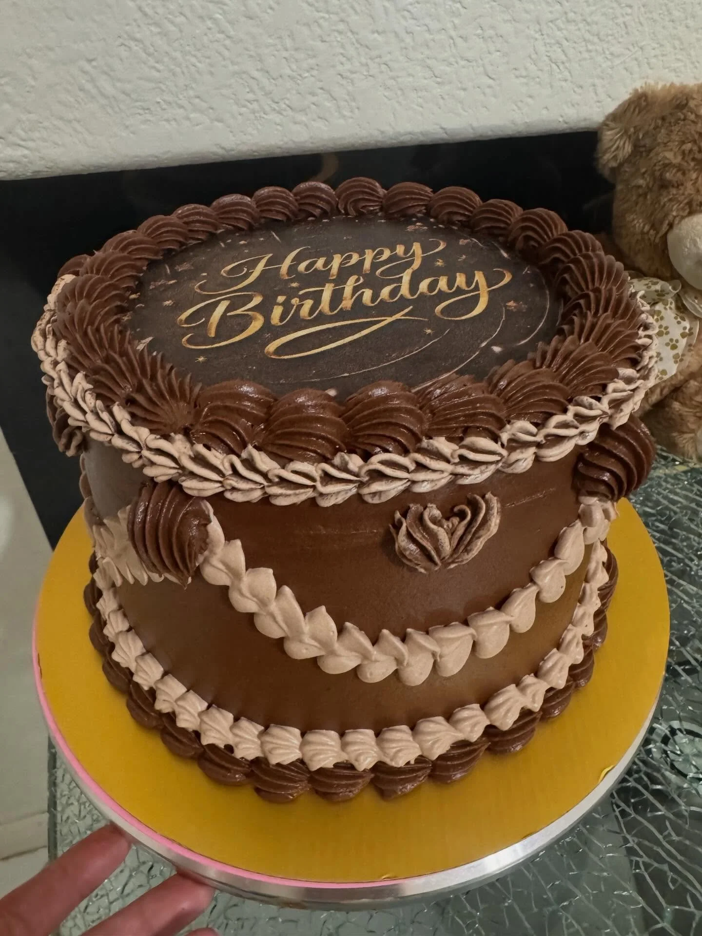 Pastel de Chocolate 🍫 relleno de crema pastelera de vainilla .#pastelesdecorados #pasteldecumplea&ntilde;os #pasteleslasvegas