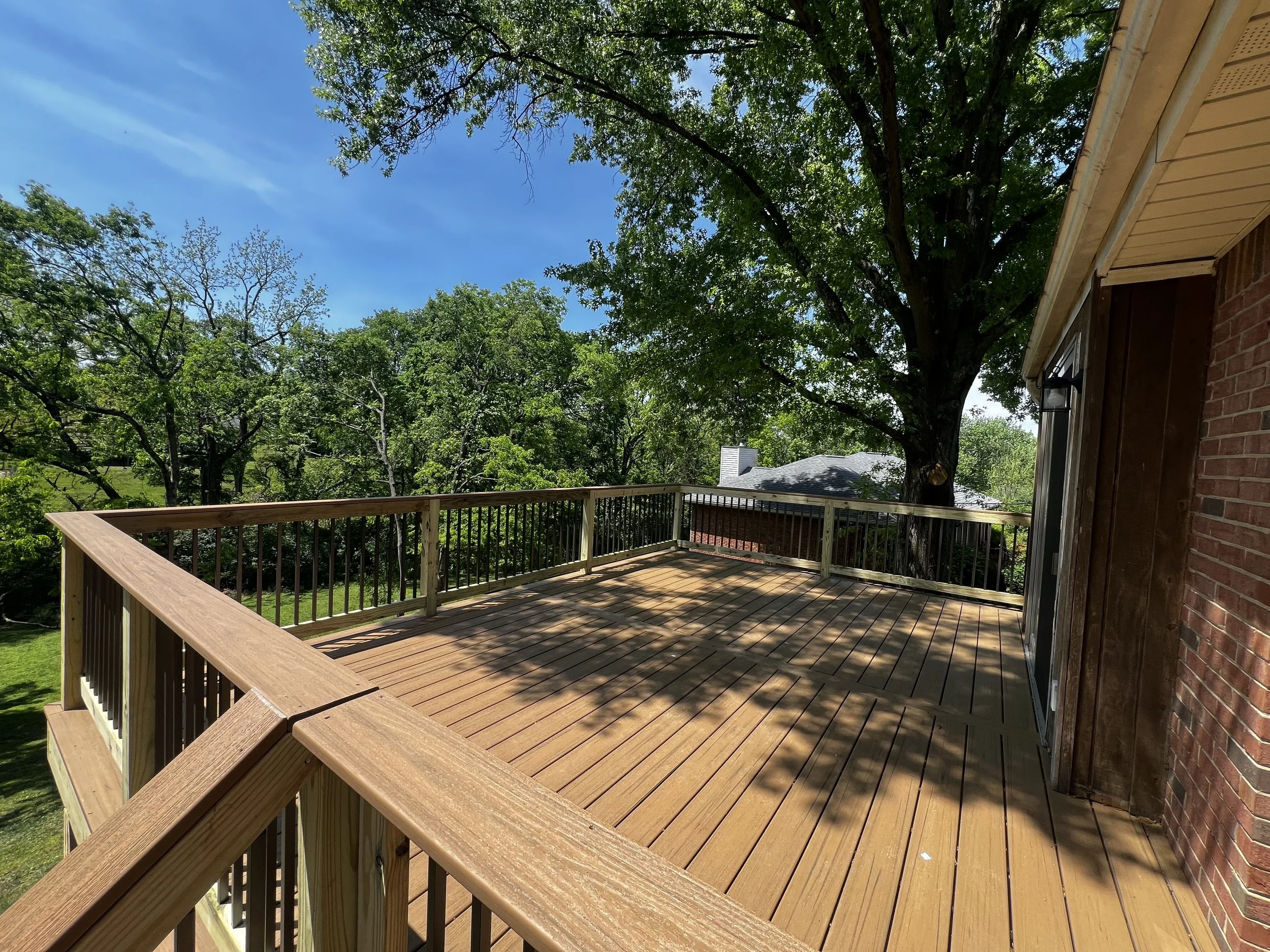 A full Trex Golden hour deck with matching top rails and bronze spindles