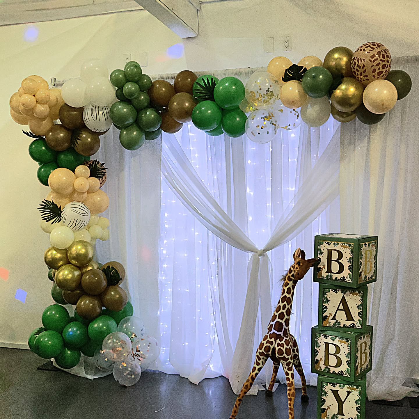 Small garland for my cousin's babyshower! We had less than an hour to inflate the balloons and put them together so I'll say it was a pretty good outcome! 

#balloonart #balloongarland #balloonsdecoration #safariballoons #safaribabyshower #balloonsde