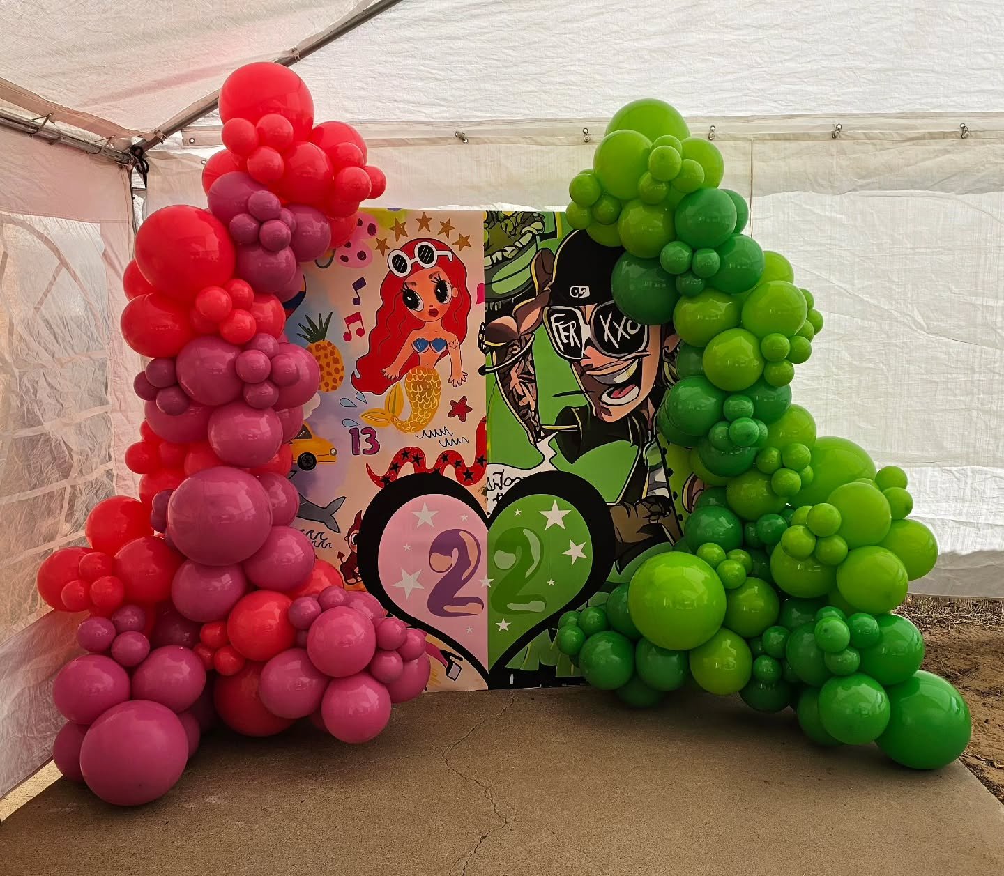 🎶 Karol G 💖 x Feid 💚 vibes in full effect! 🎶
We brought the ultimate reggaeton couple goals to life with this colorful setup &ndash; bold balloon garlands in hot pink + neon green framing the perfect backdrop for a Karol G &amp; Feid inspired cel