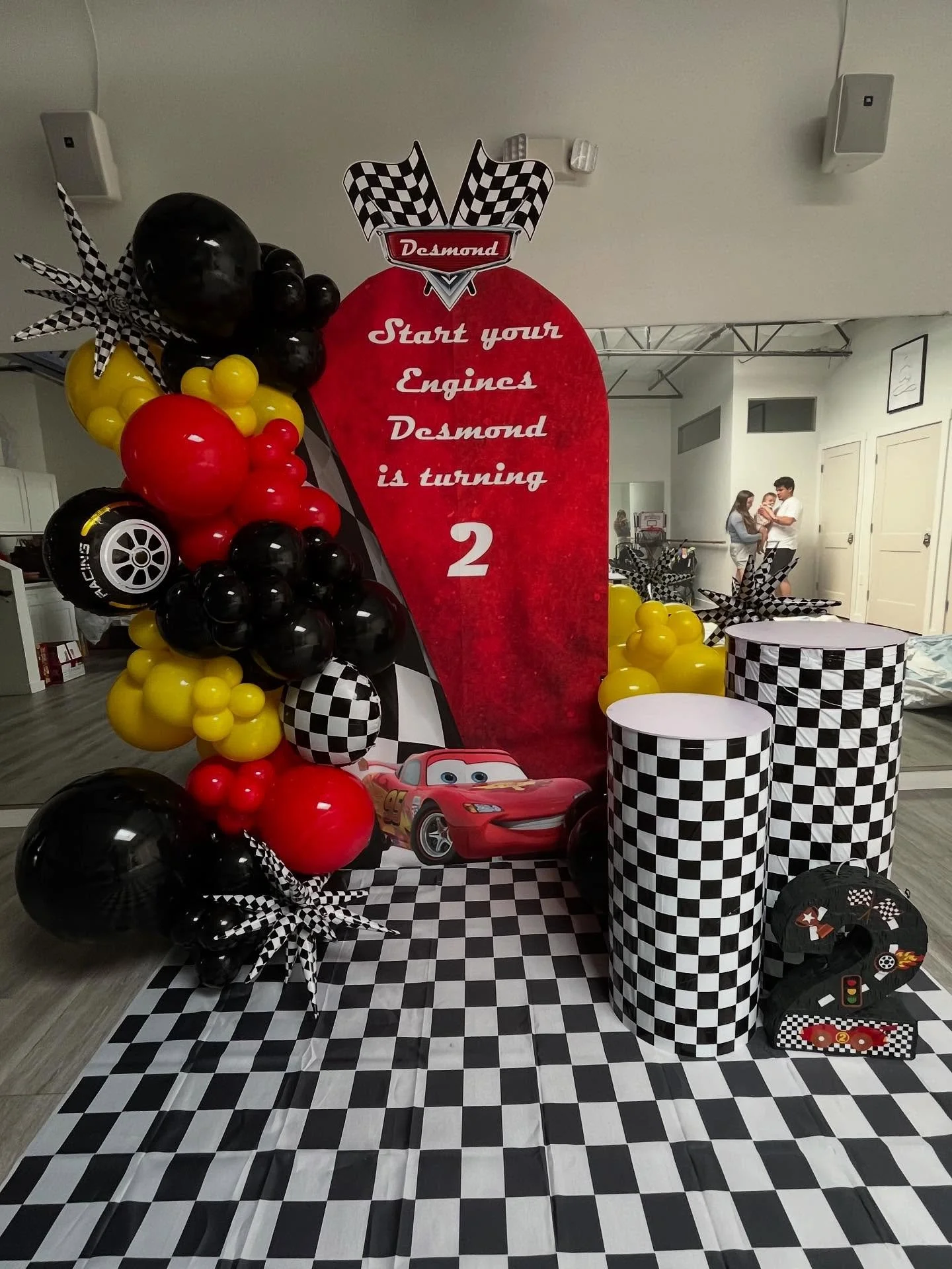 🏁✨ Start your engines because this setup was all about speed, color, and celebration! For Desmond&rsquo;s 2nd birthday, we brought the race track to life with bold balloon clusters, checkered details, and of course Lightning McQueen 🏎️💨. From the 