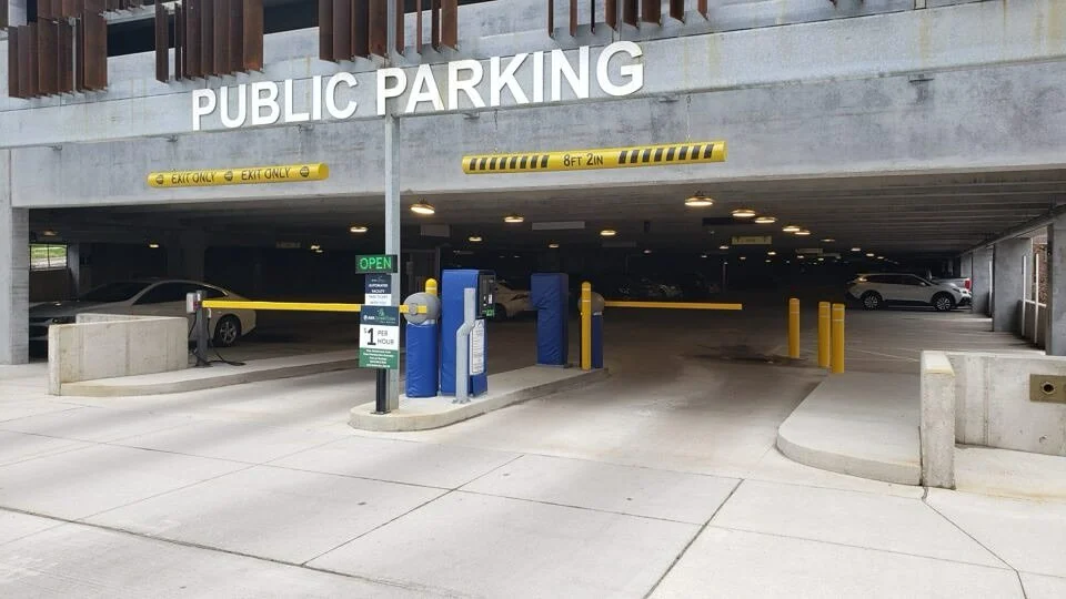🚗 Where to Park for Your Glow-Up
Headed to your whitening appointment at Optic White? Park hassle-free at:

📍 Public Parking Garage
555 East 4th Street, Des Moines, IA 50309
💲Just $1 per hour!

It&rsquo;s directly across from our studio in East Vi