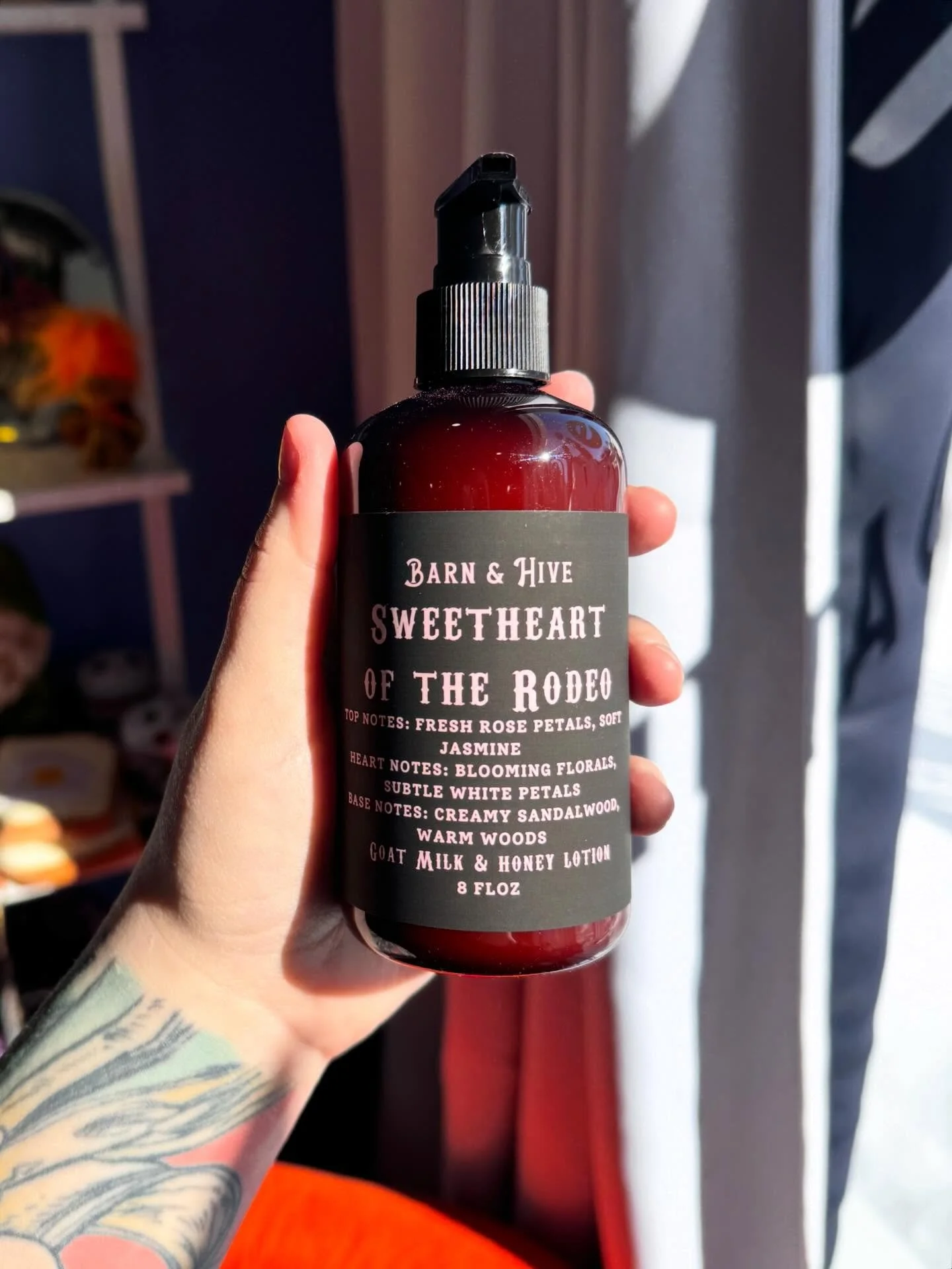 Swipe for a jump scare. 👽
We got more than a few requests for more of these Barn &amp; Hive milk &amp; honey lotions after the holidays so we&rsquo;re bringing some new scents in for the season. 

Check it out ✨

#moxiehv #hudsonvalley #smallbatch #