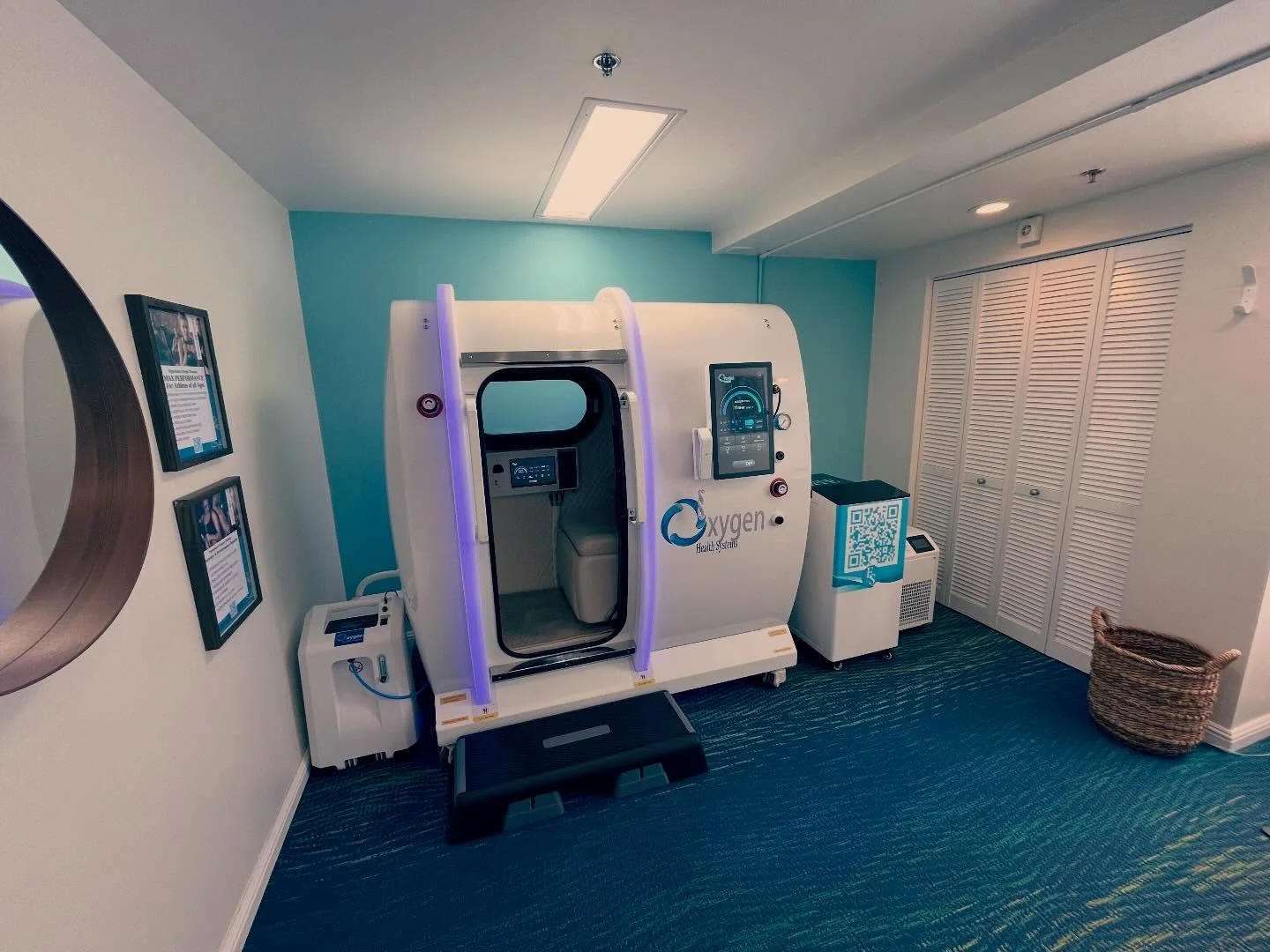 Our luxury hard-shell Hyperbaric pods allow you to experience up to 2.0 ATA of pressure in an ultra comfortable environment. It features a reclining chair, entertainment system, and starlight ceiling to ensure that your healing feels first class. #hy