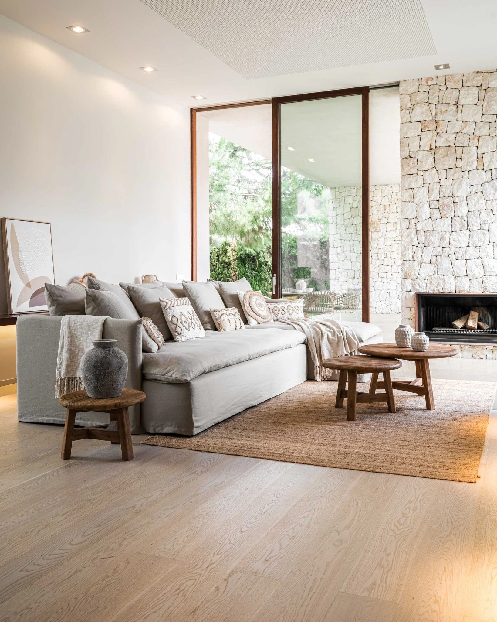 Sal&oacute;n Azuree: Sof&aacute; Rocallisa chaise longue en lino beige, l&iacute;neas generosas y totalmente desenfundable. Los cojines Formentera aportan textura artesanal; el tr&iacute;o de mesitas Tahiti (3 medidas) suma ritmo y calidez. Paleta ne