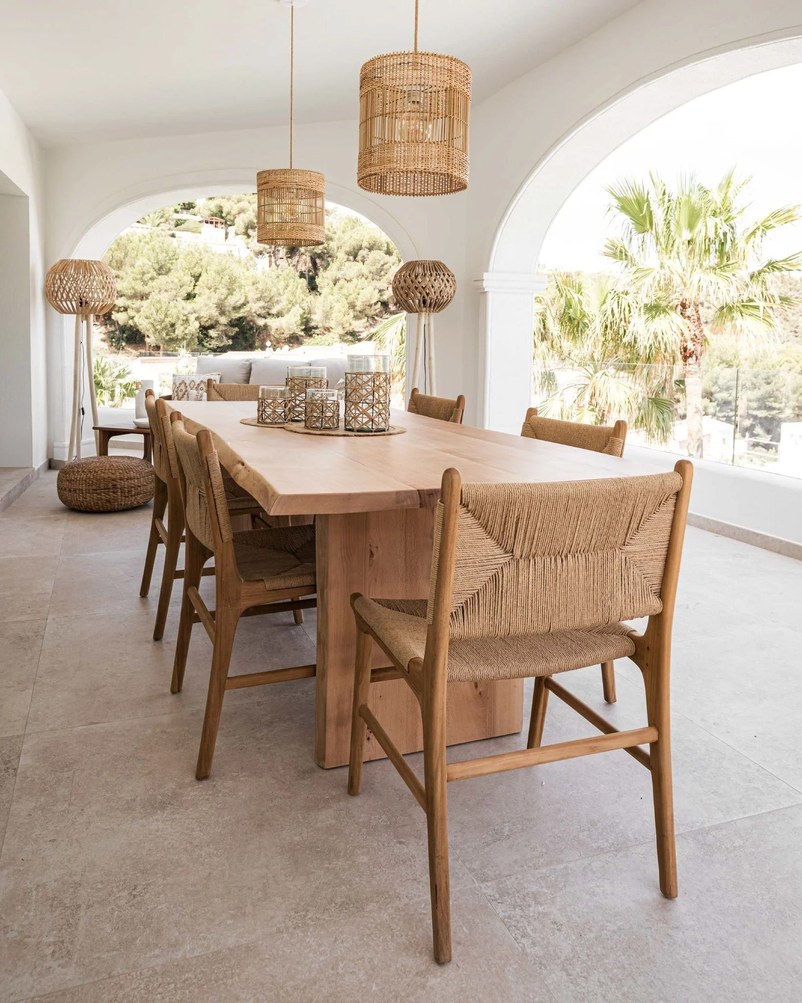 Un ambiente mediterr&aacute;neo creado por el equipo de Azuree Home Store.
La mesa Banana como centro del encuentro; las sillas Saint Tropez equilibran la proporci&oacute;n. Los portavelas Uma aportan destellos c&aacute;lidos y la l&aacute;mpara de p