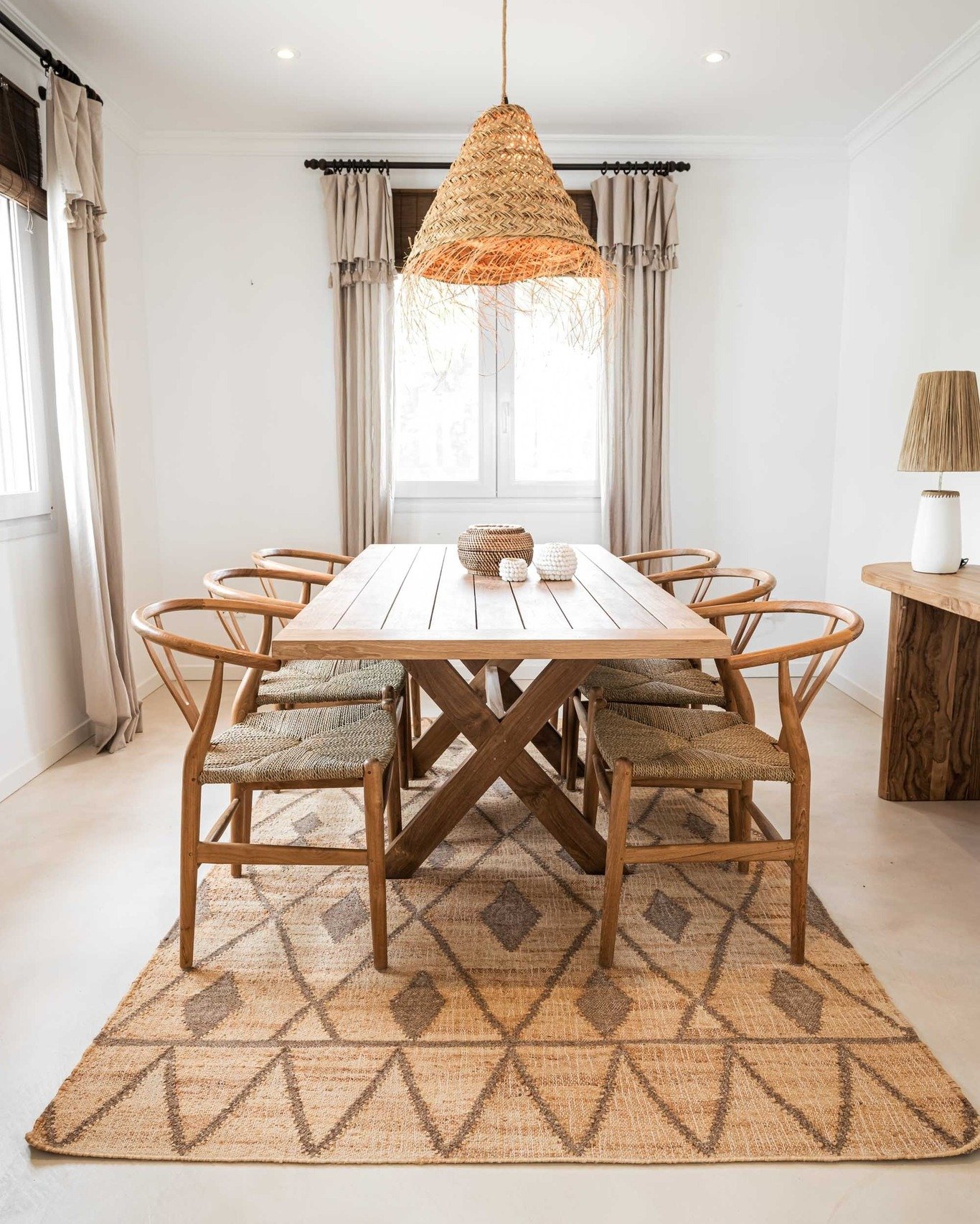 Silla Bones: teca con acabado natural y asiento artesanal en fibra de banano.
Estructura curvada de inspiraci&oacute;n escandinava, materiales c&aacute;lidos y dise&ntilde;o atemporal. Ideal para un comedor sereno o un rinc&oacute;n de lectura boho.
