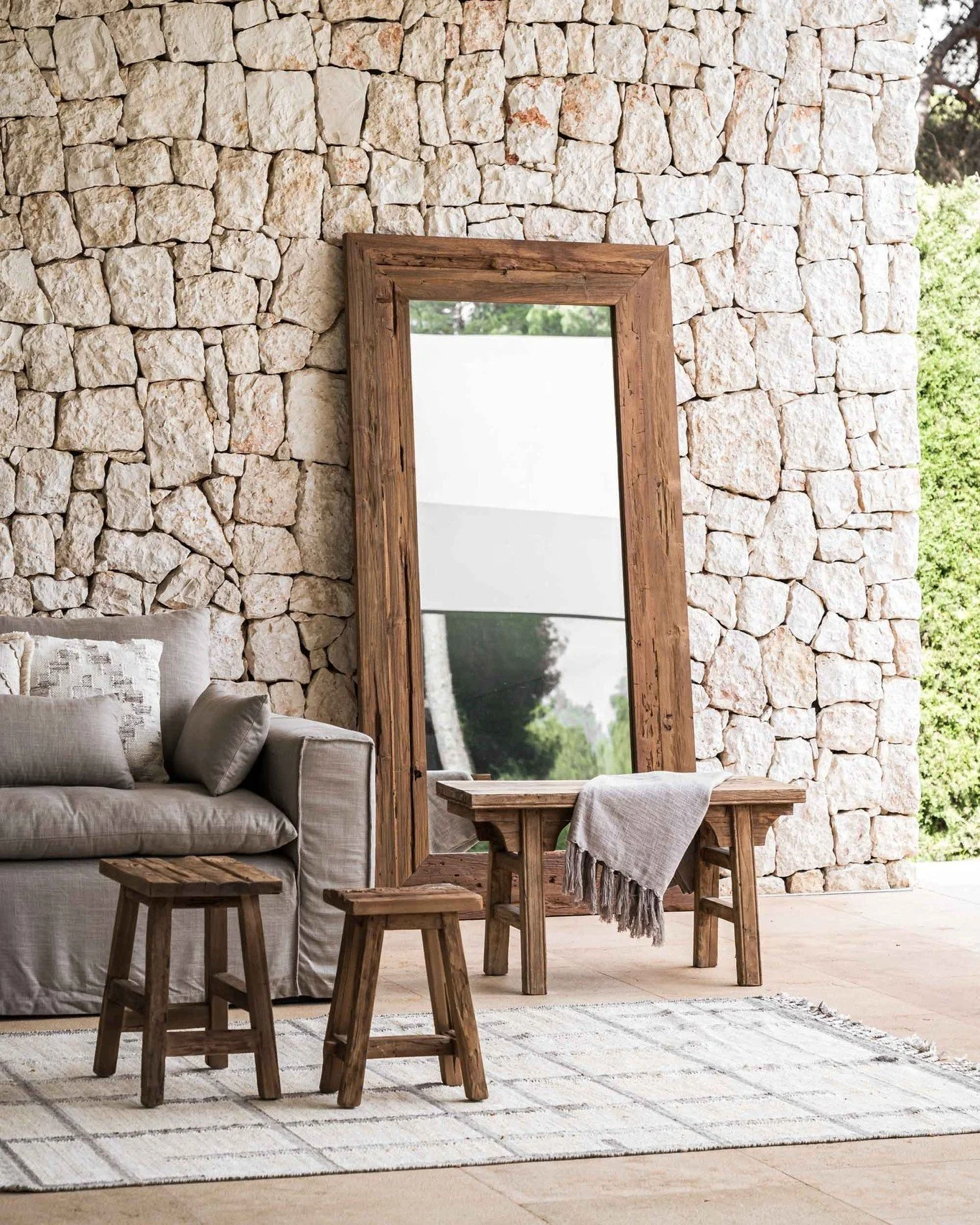 Esencia r&uacute;stico&ndash;mediterr&aacute;nea: Espejo Tika (100&times;180 cm) con marco de madera texturada que aporta calidez y presencia. Los Taburetes Bora Bora, en teca recuperada, completan la escena con car&aacute;cter aut&eacute;ntico.
Ap&o