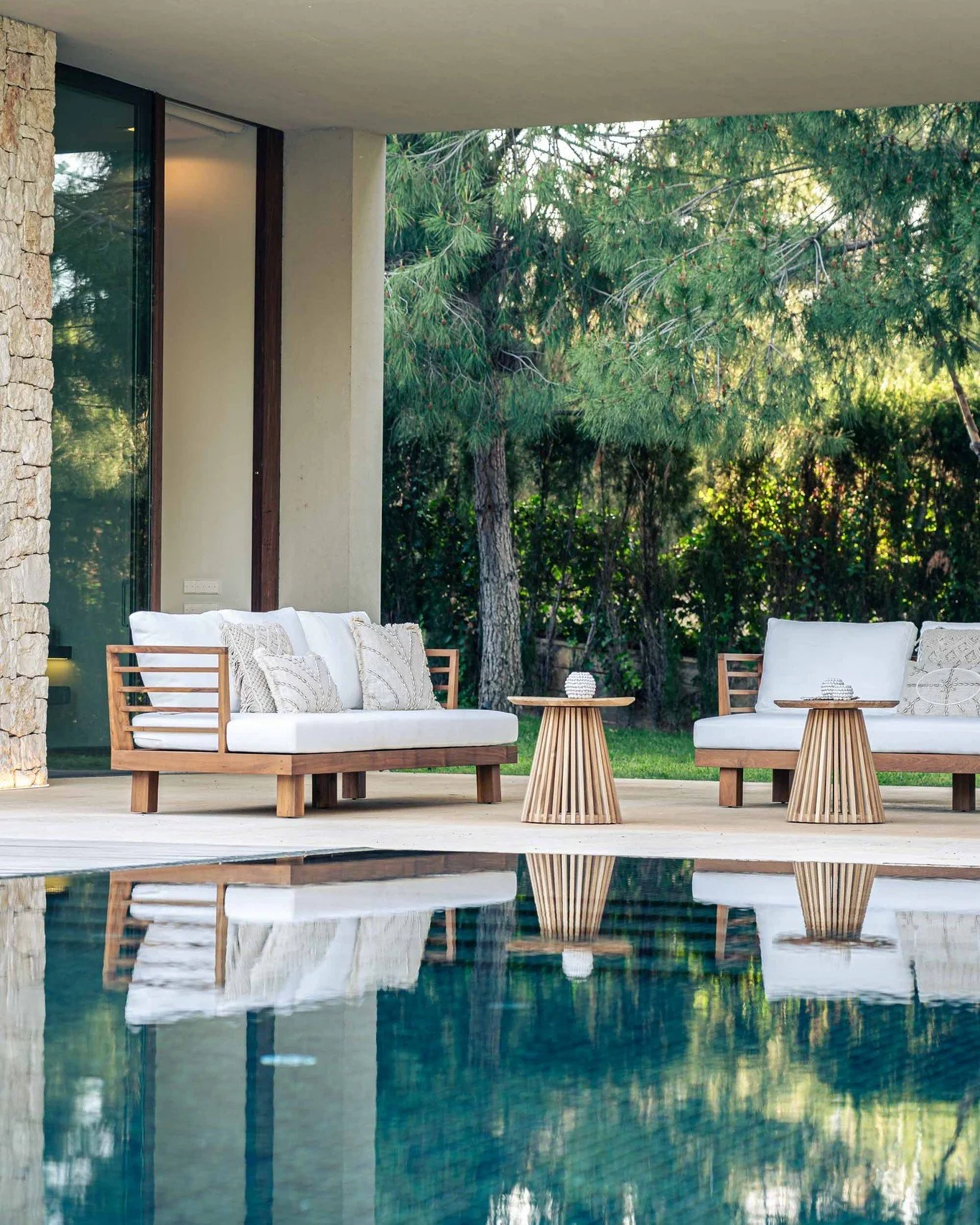 El Set Es Canaret combina elegancia atemporal y amplitud real. Estructura de teca reciclada, cojines en olefina reciclada y un blanco sereno que ilumina.
Disponible por piezas (butaca, 2/3 plazas, esquinero) para terrazas amplias o zonas cubiertas. L