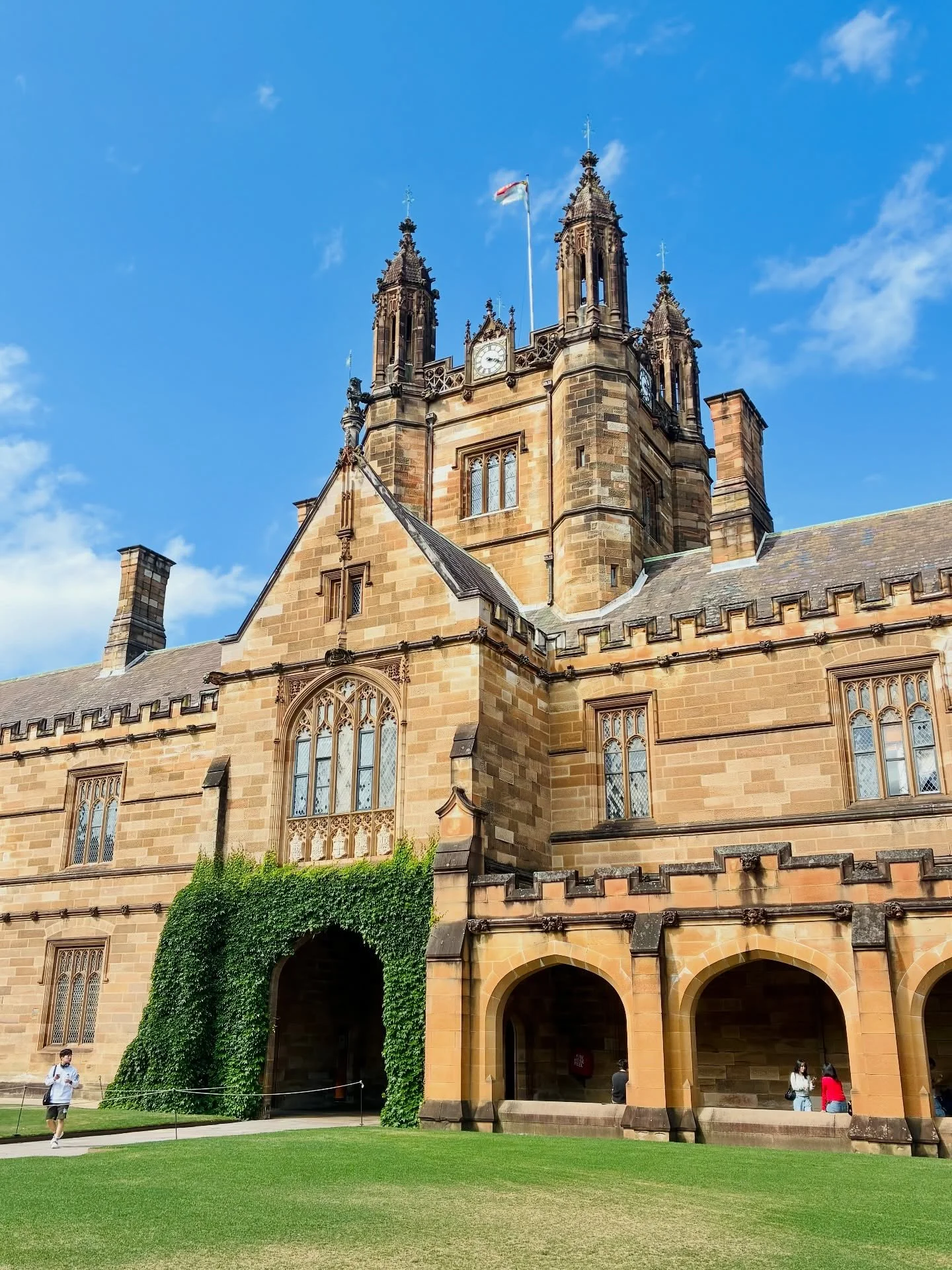 15 months of doctorate life and this was my first time at @sydney_uni exploring the campus, attending seminars, and visiting the rare books collection at Fisher Library &mdash; all with perfect weather and jacaranda&rsquo;s blooming 🌞🏫🪻