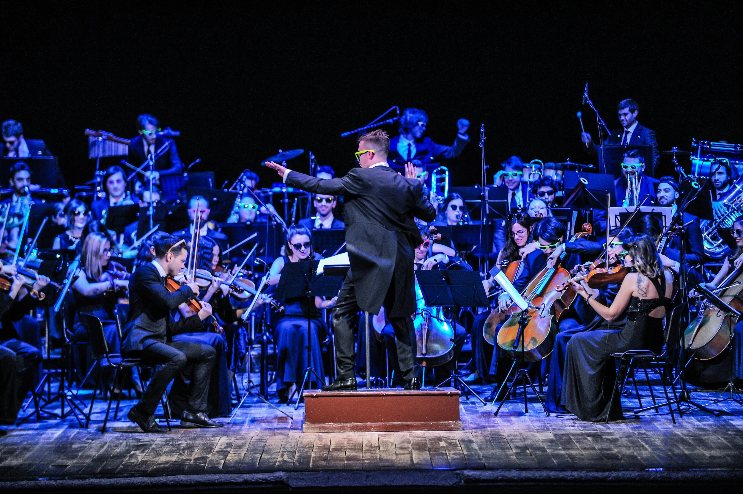 La Gaga Symphony Orchestra si esibisce con gli occhiali da solece con gli occhiali da