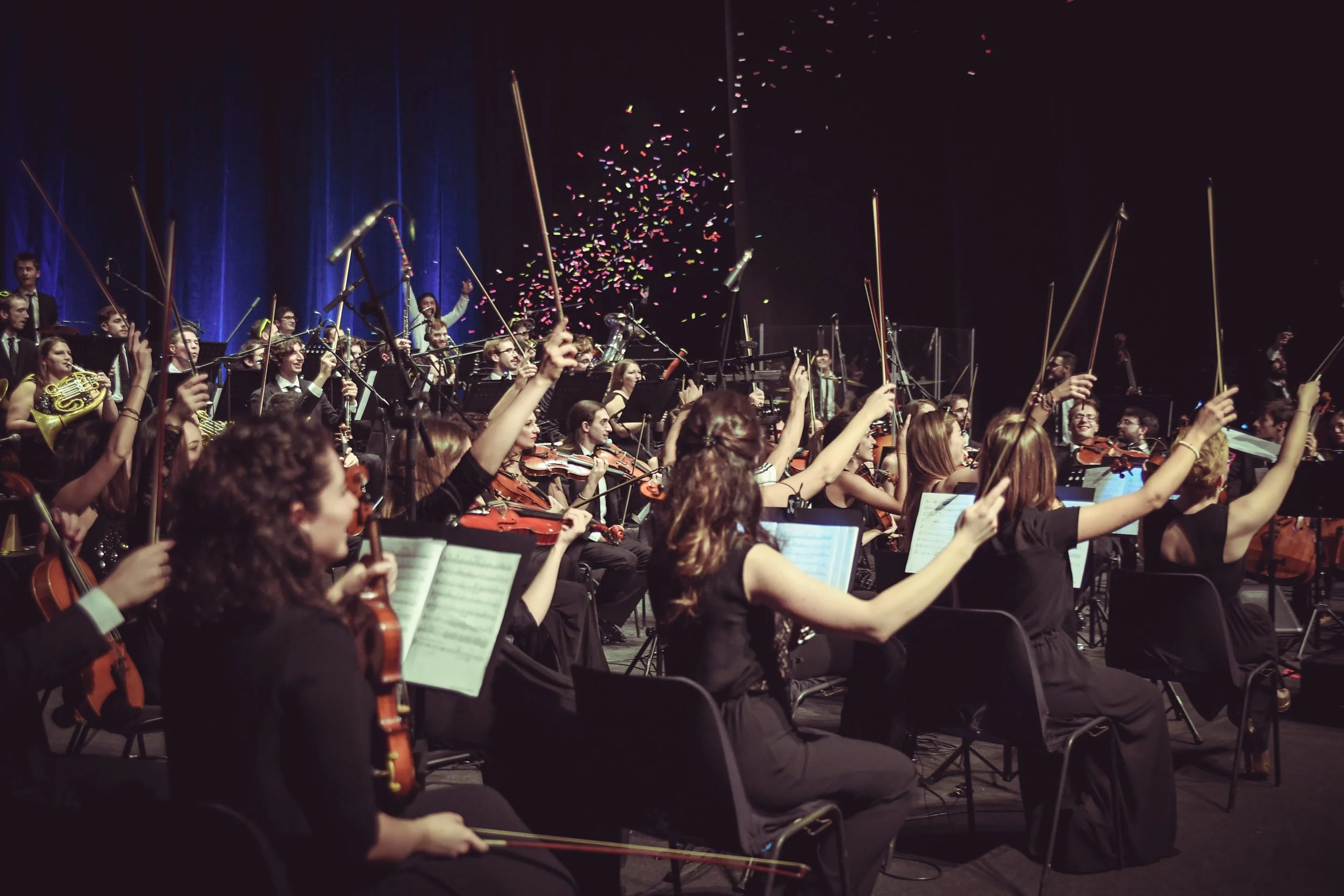Coriandoli sparati sul palco mentre i violinisti alzano gli archetti