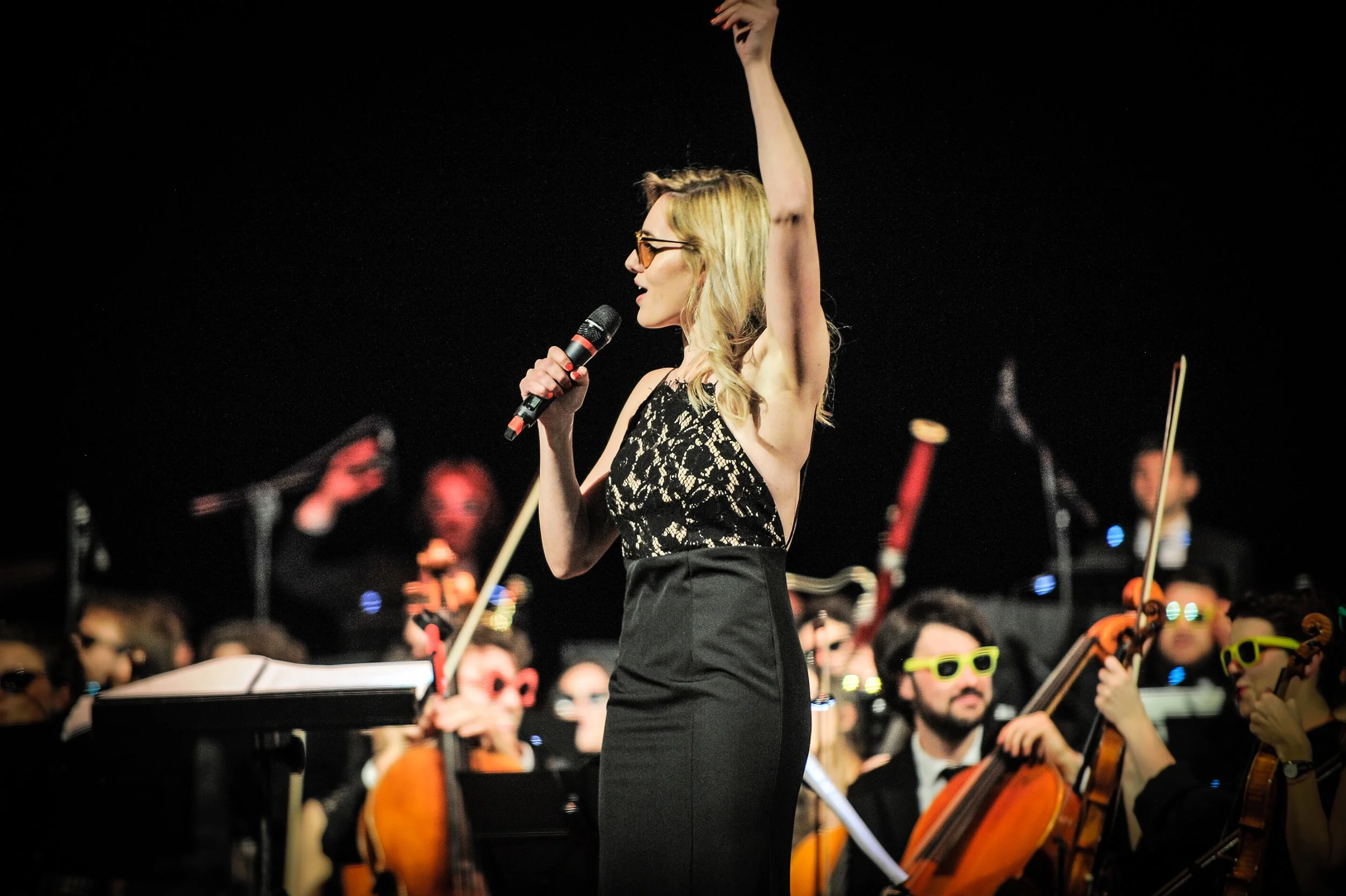 La Direttrice artistica Sara Prandin sul palco con il microfono incita il pubblico