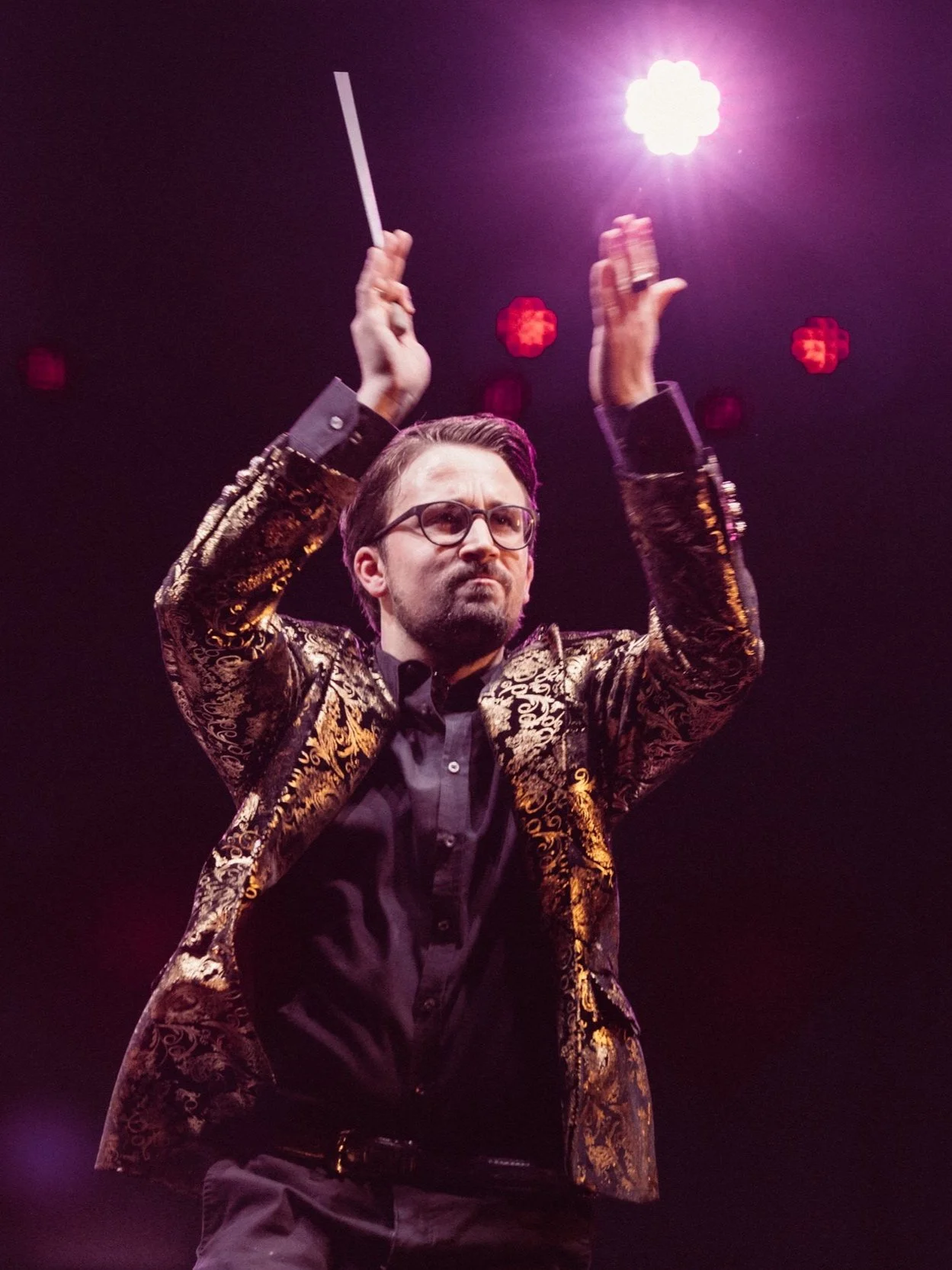 Direttore Simone Tonin batte le mani sul palco durante spettacolo live