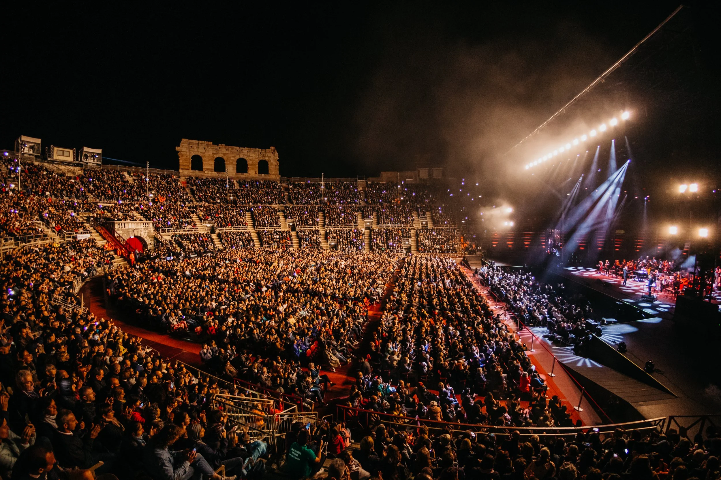 Il pubblico riempie l'Arena di Verona durante un concerto della Gaga Symphony Orchestra ora URANICA con De Gregori