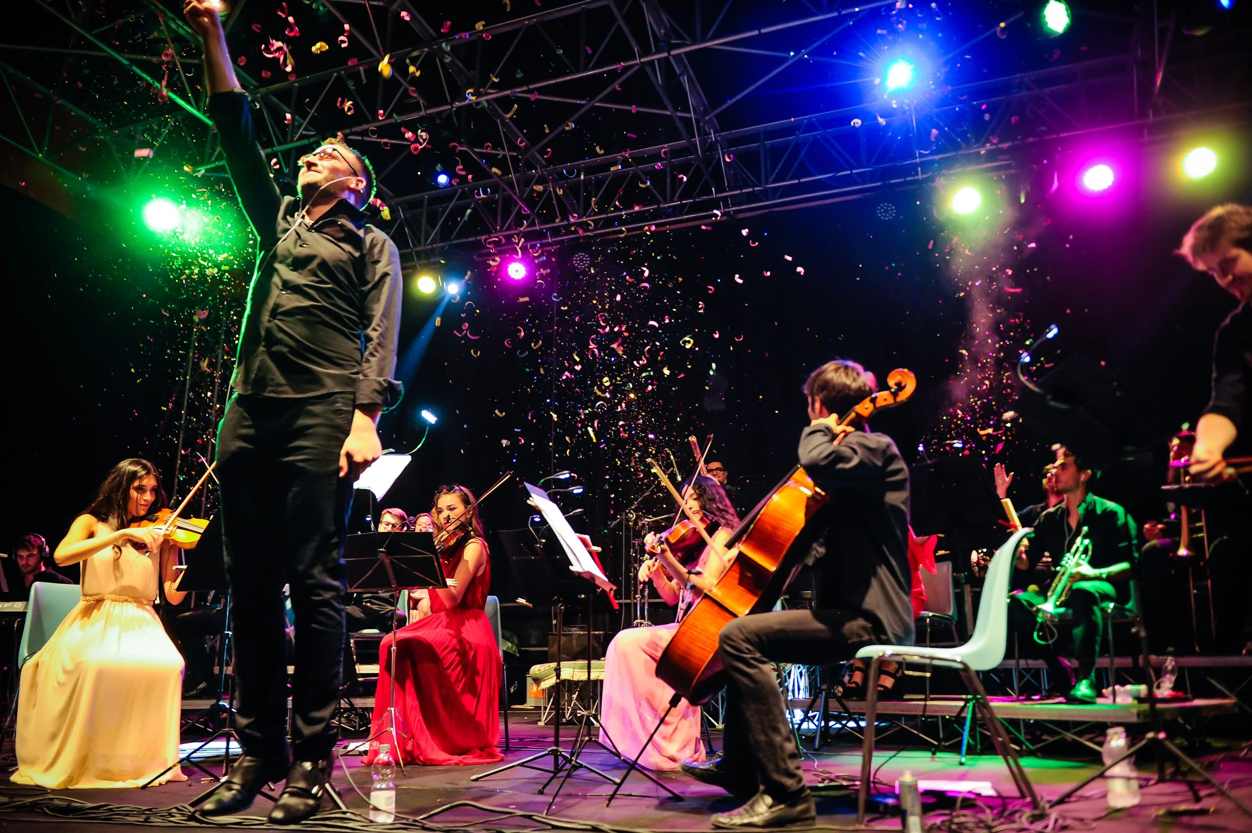 Coriandoli sul palco durante un'esibizione live dell'orchestra