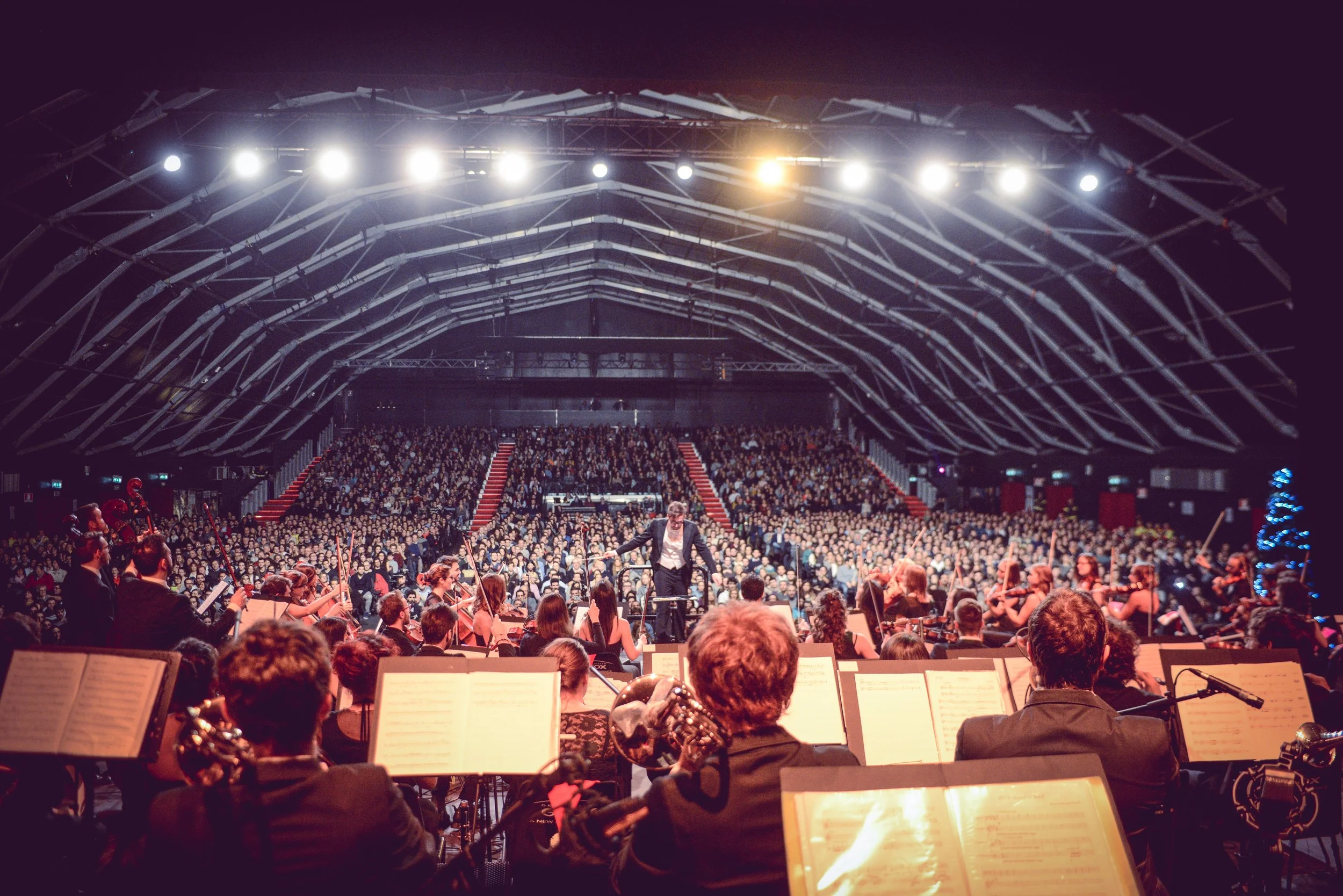 Il Gran Teatro Geox è sold out durante un concerto della Gaga Symphony Orchestra