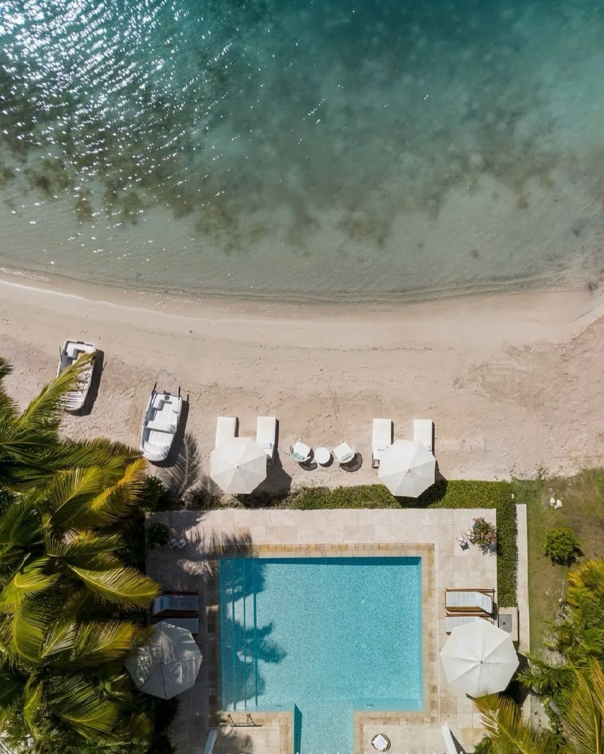 A private island just off the coast of Antigua, where white-sand beaches, calm Caribbean waters, and an all-inclusive ethos come together seamlessly.

Jumby Bay Island is defined by understated luxury, generous space and a strong sense of privacy. 🌊