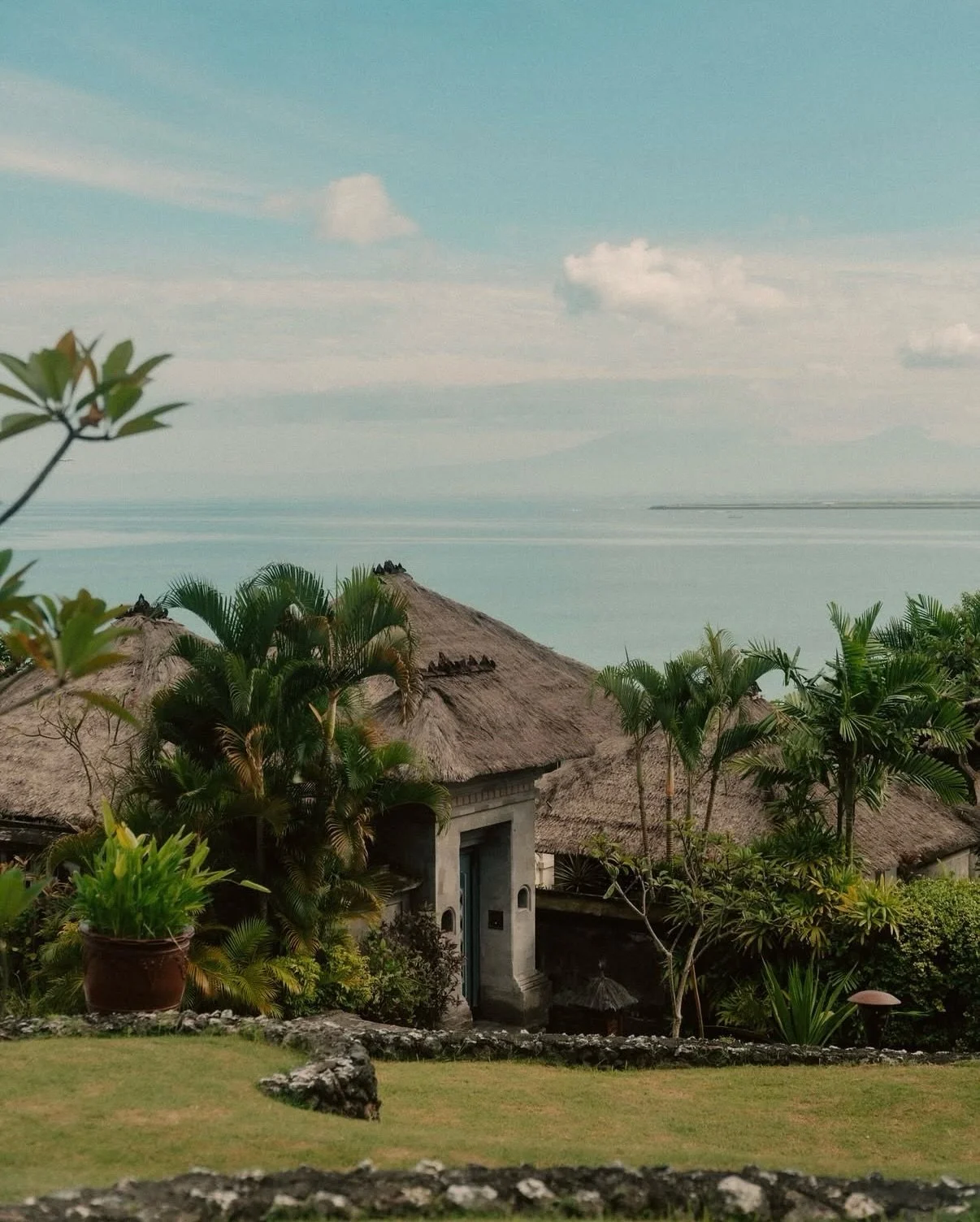 Mornings by the bay, afternoons in a private villa and sunsets that make you slow down and stay a little longer.

Four Seasons Resort Bali at Jimbaran Bay is all about space, calm and effortless luxury - with the beach, fresh seafood and warm ocean a