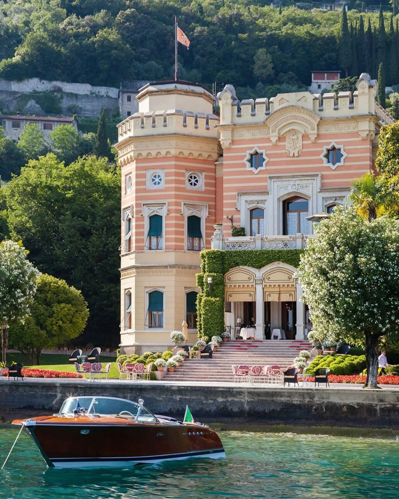 Where time slows and la dolce vita takes centre stage...🇮🇹

Set along the tranquil shores of Lake Garda, Grand Hotel a Villa Feltrinelli is more than a stay, it&rsquo;s an immersion into Italian heritage, artistry, and quiet indulgence.

For those 