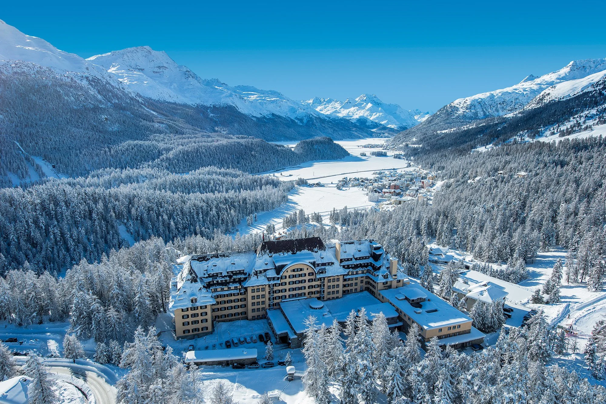 Suvretta House_Aussenansicht Winter_6.jpg