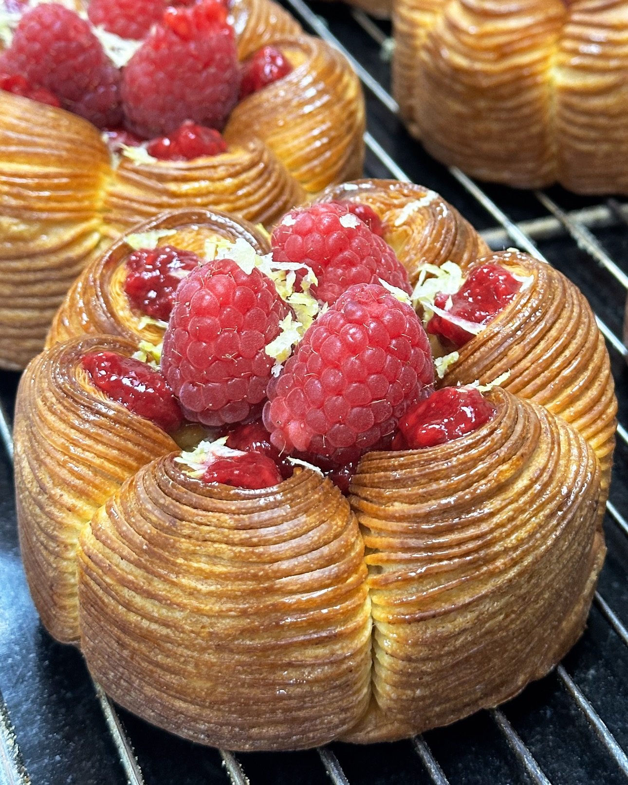 Demain, dernier jour pour d&eacute;couvrir notre fleur citron framboise avant l&rsquo;arriv&eacute;e de celle du mois de juin! 💫

-P&acirc;te &agrave; croissant stri&eacute;e 
-moelleux citron imbib&eacute; 
-cr&egrave;me p&acirc;tissi&egrave;re cit