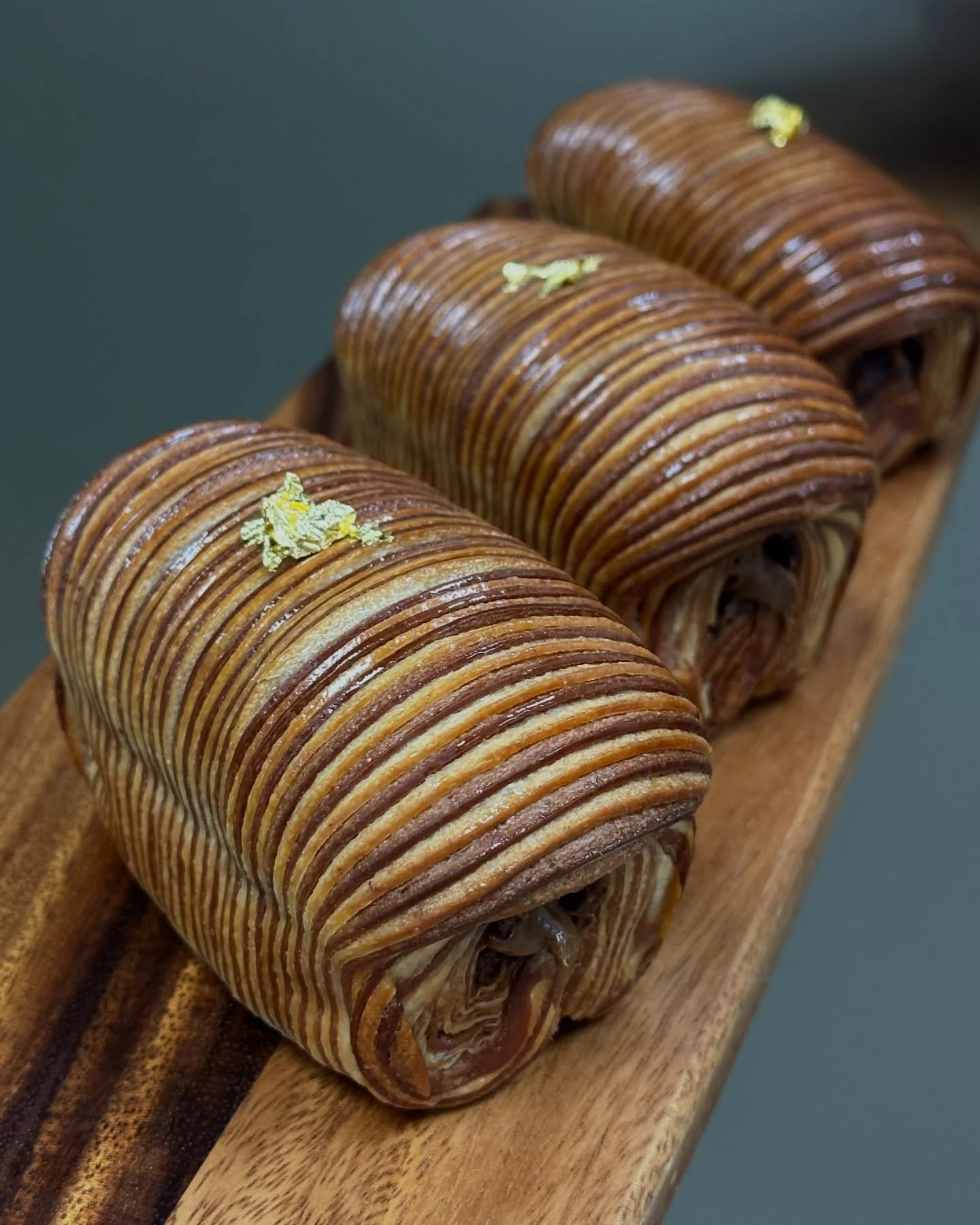 Clap de fin sur l&agrave; viennoiserie du mois de juin 🫶🏻
.
.
Une barre de chocolat pralin&eacute; maison et noisettes torr&eacute;fi&eacute;es enferm&eacute;e dans une p&acirc;te &agrave; croissant bicolore: r&eacute;confort garanti ❤️