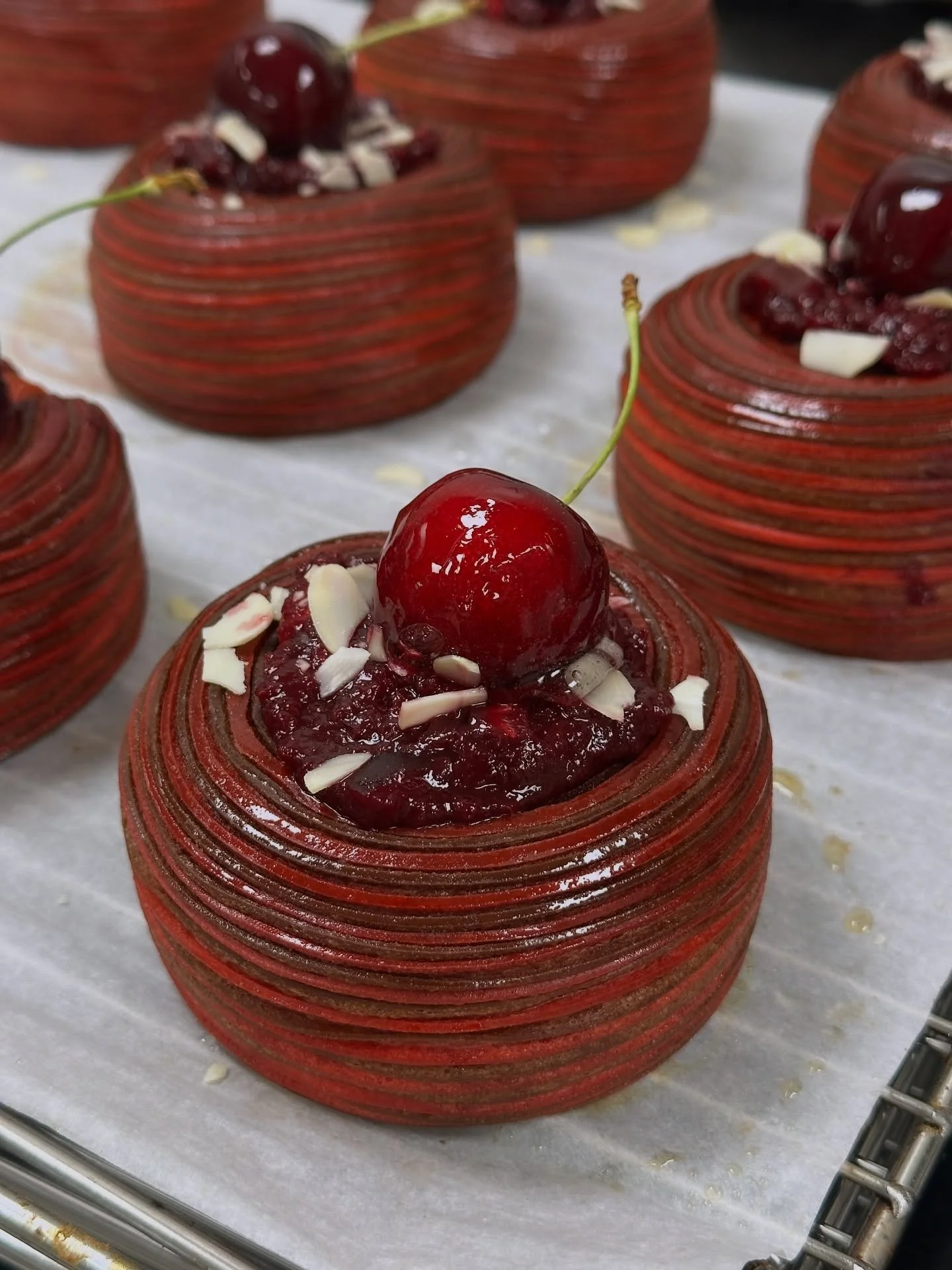 En cette fin d&rsquo;&eacute;t&eacute;, petit retour sur notre viennoiserie du mois de juillet qui sent bon l&rsquo;&eacute;t&eacute;, le cerisier 🍒☀️
.
- PLF stri&eacute;e bicolore
- financier &agrave; la f&egrave;ve de Tonka
- confit de cerise 
- 